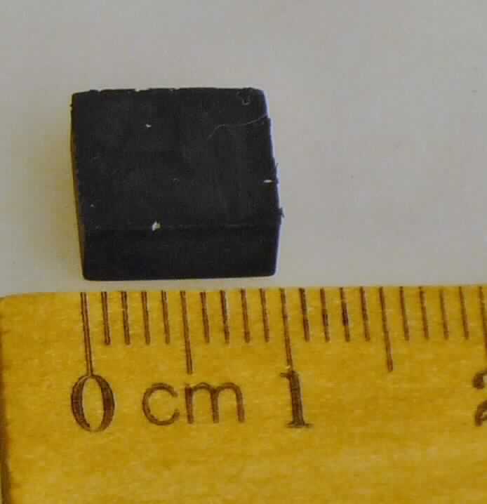 Angaben des Antragstellers:
Spacer (10 x 10 x 4 mm) aus EPDM-Kautschuk

Untersuchungsergebnis an einem Warenmuster:
Schwarzer, quadratischer Block aus einem Vollkautschuk (10 x 10 x 4 mm).

Befund:
Block aus Vollkautschuk der Unterposition 4008 2190