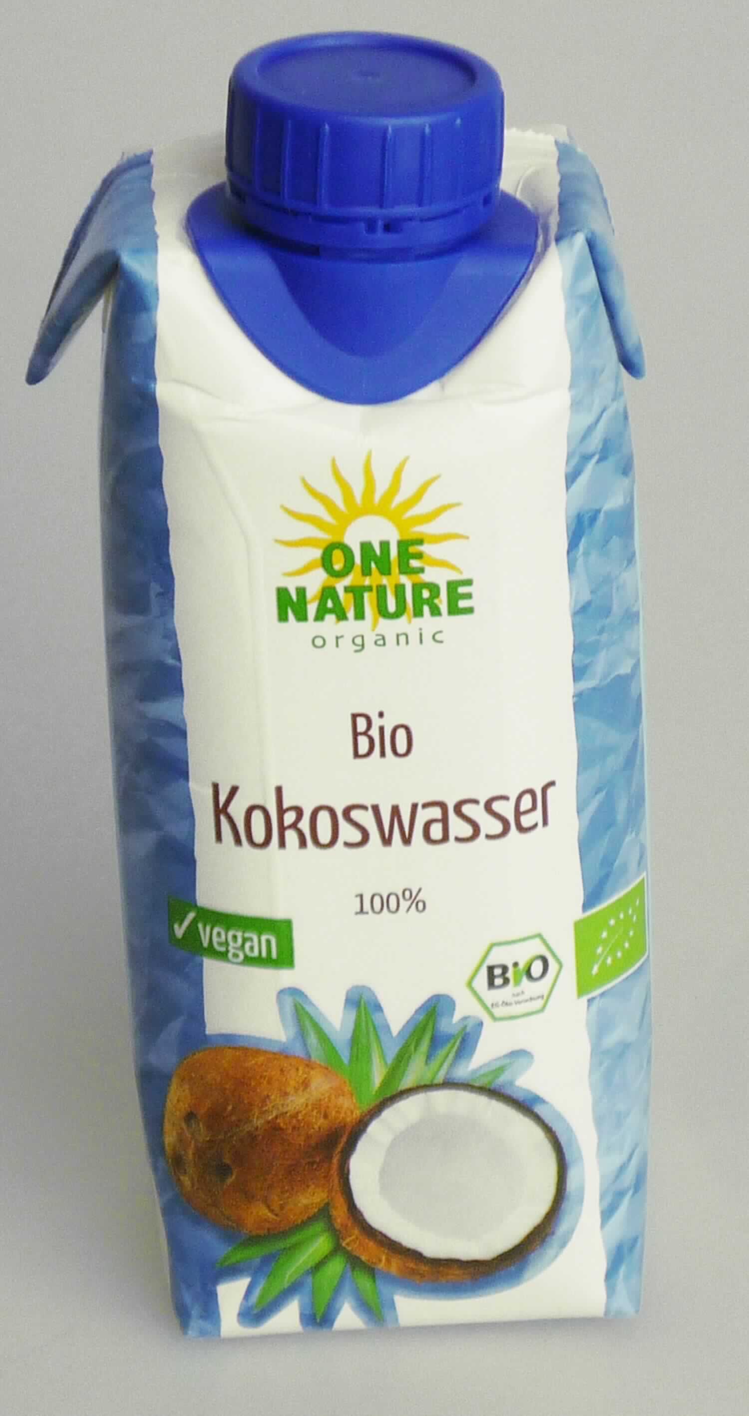 Kokosnusswasser.

Antragsangaben (als zutreffend unterstellt): Erfrischungsgetränk aus 100 % biologischem Kokoswasser, ohne jegliche Zusätze.

Beschaffenheit des vorgelegten Warenmusters: Original-Getränkekarton mit Drehverschluss, Nettoinhalt: 330 ml, deklarierte Nährwerte: Kohlenhydrate: 4,9 g/100 ml. 
Inhalt: fast farblose, leicht trübe, leicht bewegliche Flüssigkeit, süß und nach Kokosnusswasser schmeckend.

Zugesetzter Zucker im Sinne der ZAnm 5a) 3. Anstrich. i.V. mit der ZAnm 2a) 2. Anstrich: nicht enthalten.

Fruchtsaft, nicht gegoren, ohne Zusatz von Alkohol, auch mit Zusatz von Zucker oder anderen Süßmitteln, anderer als in den UPos 2009 1111 bis 2009 8997 der KN genannt, nicht in Pulverform, anderer.