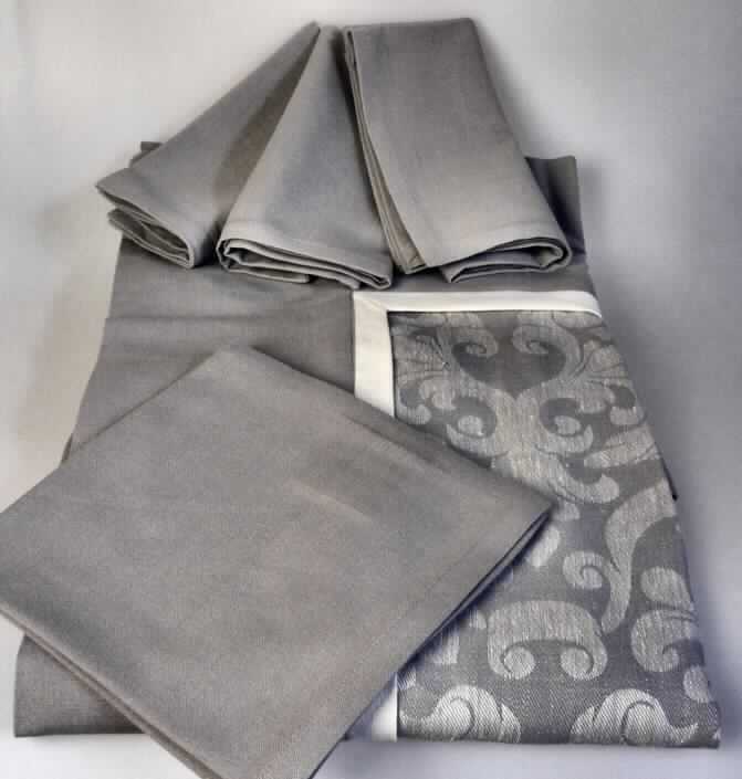 Fünfteilige Zusammenstellung (eine Tischdecke und vier Servietten), sog. Jacquard-Tischdecke mit Leinen, Foto siehe Anlage,
- in einem Polybeutel gemeinsam für den Einzelverkauf aufgemacht,
- die Tischdecke und die Servietten sind derselben Position des Zolltarifs zuzuweisen (daher 
  keine Einreihung dieser Waren als Warenzusammenstellung),
- Tischdecke:
-- rechteckig; laut Antrag mit den Abmessungen: 170 cm x 130 cm,
-- überwiegend aus 0,6 mm dicken, buntgewebten Jacquard-Geweben aus lt. Antrag 55 %
   Baumwolle und 45 % Leinen, mit Teflon ausgerüstet,
-- an den Rändern mit einer 2 cm breiten Paspelierung und einer 15 cm breiten, angesetzten
   und doppelt gearbeiteten Bordüre aus verschiedenen einfarbigen, 0,5 mm dicken Geweben 
   aus lt. Antrag 100 % Baumwolle,
-- durch Zusammennähen konfektioniert,
-- nicht nach dem Batik-Verfahren handbedruckt,
-- wird üblicherweise gewaschen und kennzeichnet sich nach Verwendungszweck und 
   Materialbeschaffenheit als Tischwäsche.

"Tischwäsche, aus Geweben, aus Baumwolle, nicht nach dem Batik-Verfahren handbedruckt"