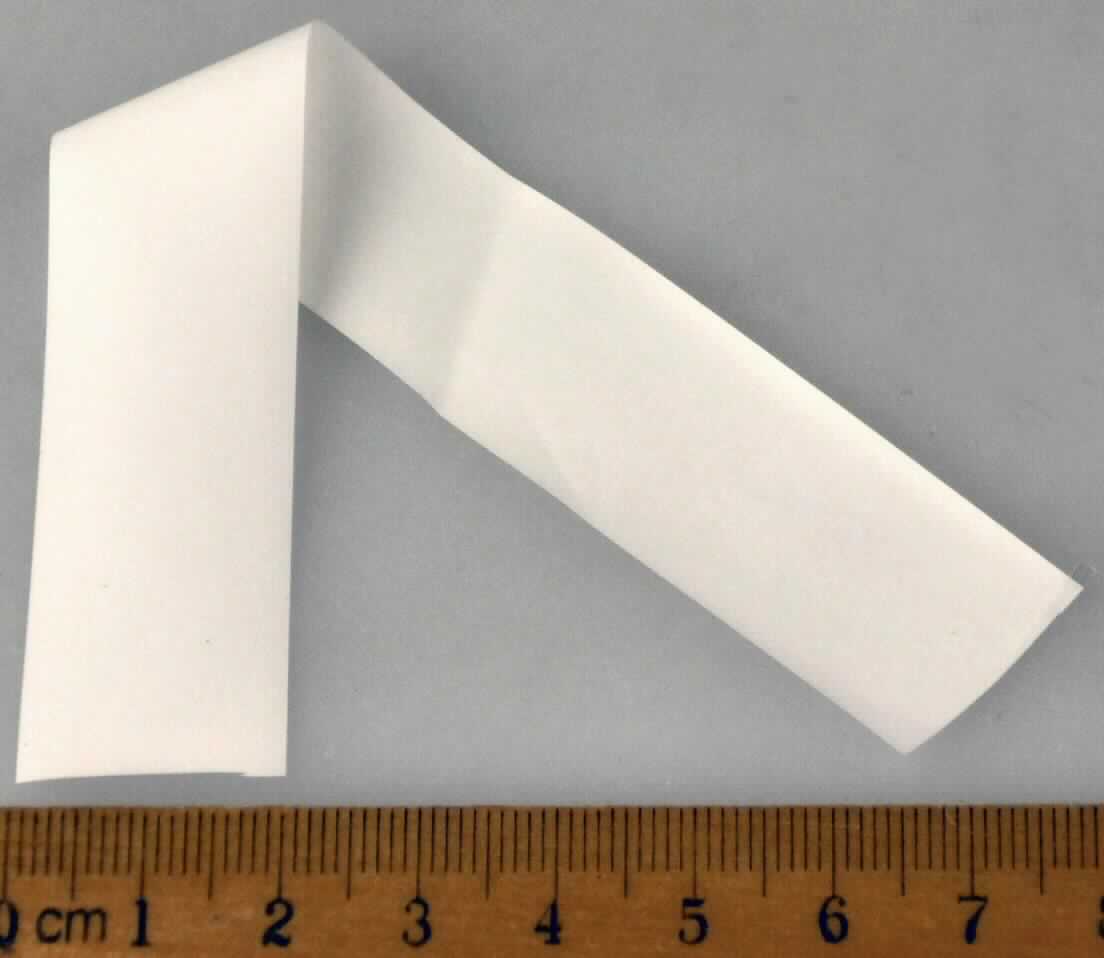 Angaben des Antragstellers:
Nahtversiegelungsband aus 100 % Polyurethan in verschiedenen Farben auch transparent
(Breite 15-25 mm; auf Rollen von 50 - 200 m; in Stärken von 0,07 - 0,20 mm)

Untersuchungsergebnisse an einem Warenmuster:
Abschnitt eines weißen Folienbandes (Dicke: ca. 100 µm; Breite ca. 2 cm).

Befund:
Bänder und Streifen aus Polyurethan ohne Verstärkung oder Zellstruktur im Sinne der Unterposition 3920 9928