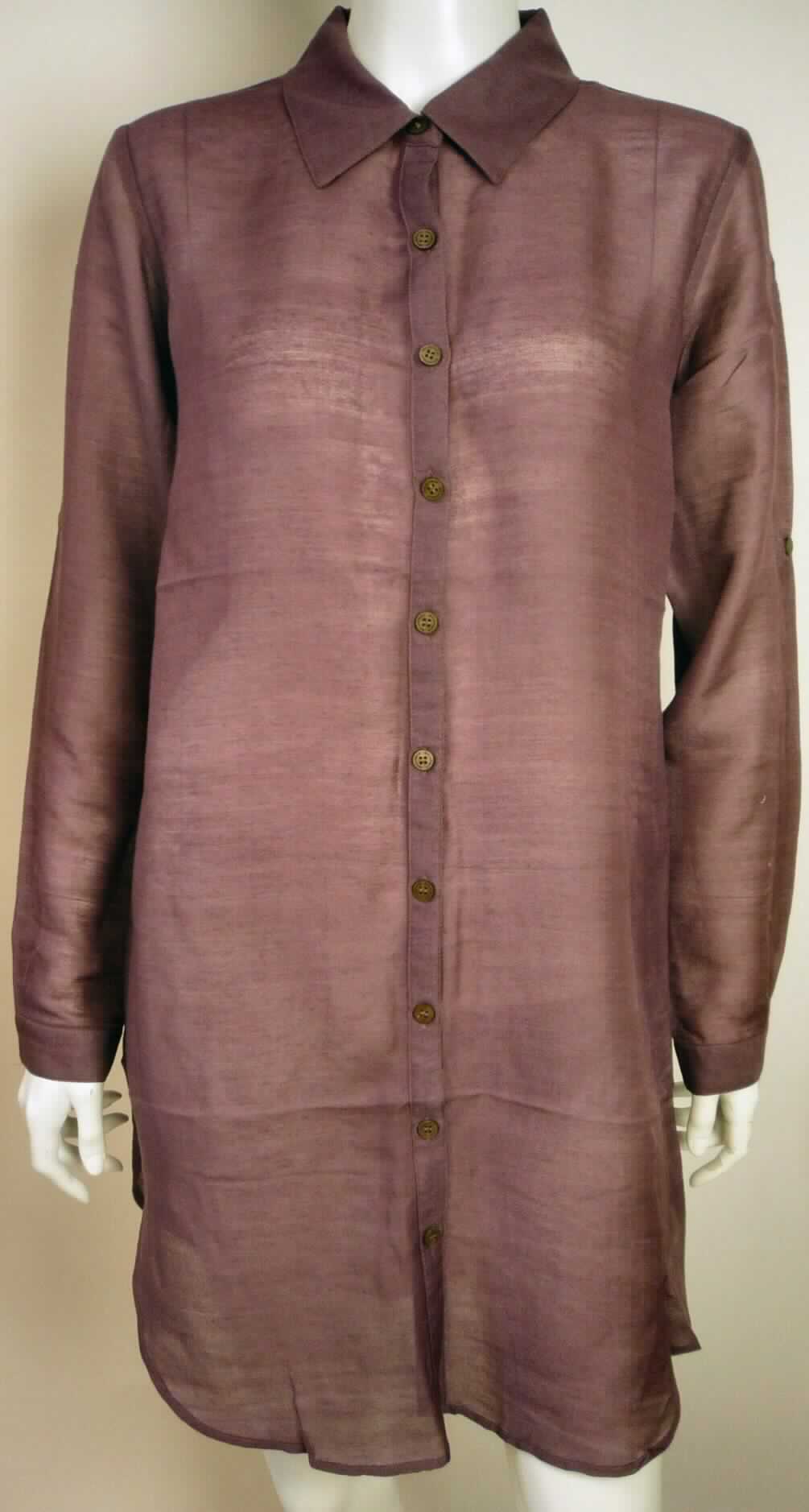 Kleid, sog. Tunika Shelley L/S Shirt W03098, Größe S, Foto siehe Anlage,
- aus 0,3 mm dicken, einfarbigen Geweben aus lt. Antrag 100 % Merinowolle,
- ungefüttert,
- über den halben Oberschenkel reichend (Rückenlänge: 90 cm); aufgrund der Länge keine Hemdbluse
  der Position 6206,
- mit einem Umlegekragen,
- vorn mit einer durchgehenden Öffnung mit Knopfverschluss von rechts auf links; der letzte Knopf 
  befindet sich ca. 14 cm vom unteren Rand entfernt (somit schrittbedeckend), 
- mit langen Ärmeln, mit manschettenartigen Abschlüssen mit Knopfverschluss,
- hinten in Taillenhöhe mit einem Riegel mit Knopfverschluss,
- am unteren Rand abgerundet gearbeitet und durch Umschlagen und Festnähen gesäumt,
- kann aufgrund der Länge und des Schnitts ohne ein weiteres, den Unterkörper bedeckendes Kleidungsstück
  (Rock oder Hose) getragen werden.

"Kleid, aus Geweben, für Frauen, aus Wolle"