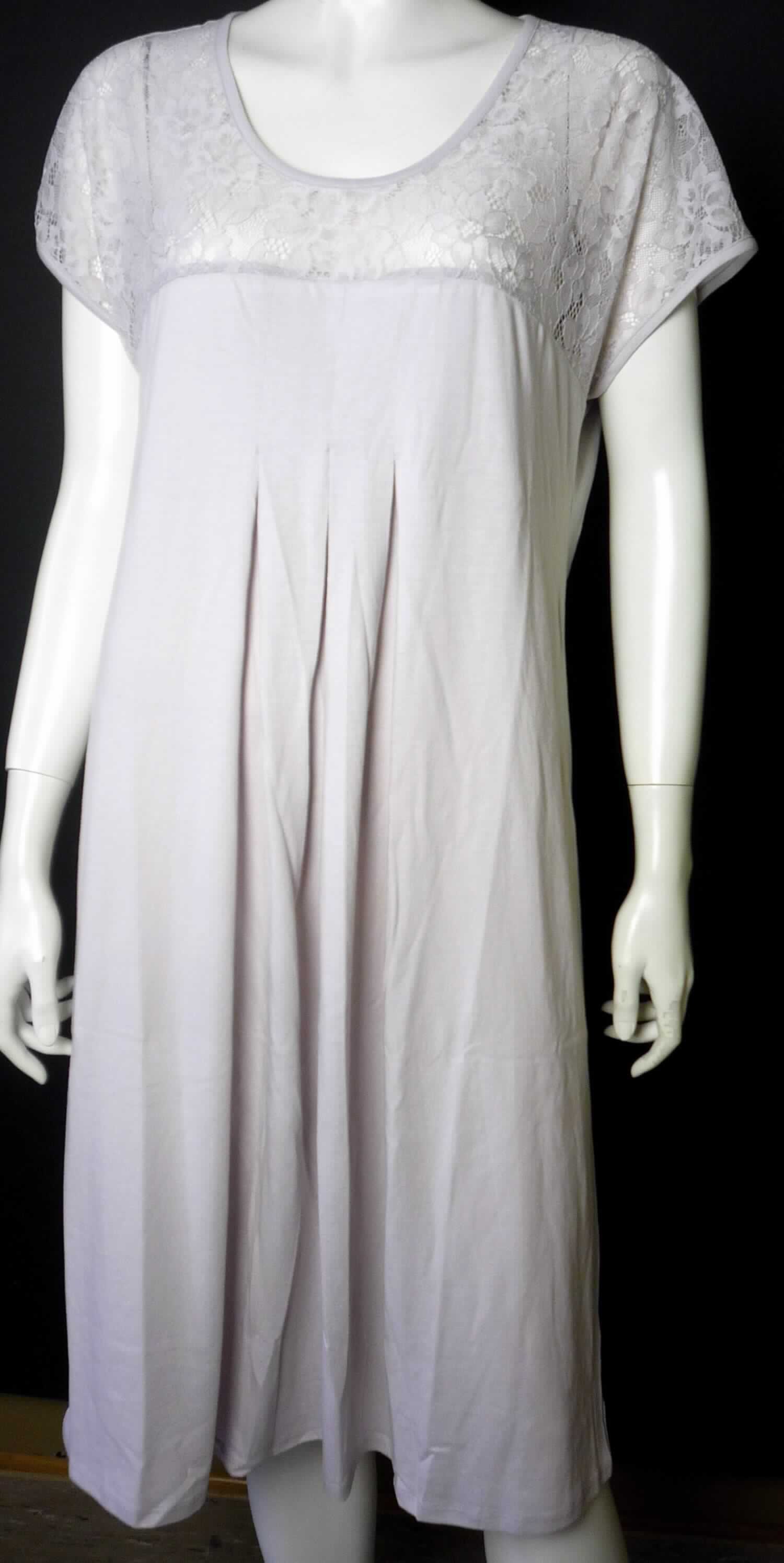 Kleid, sog. Nachthemd, Größe 38, Foto siehe Anlage,
- aus ca. 0,5 mm dicken, einfarbigen Gewirken aus laut Antrag 50 % Modal (künstliche Chemiefasern) und
  50 % Baumwolle, im Vorderteil oberhalb der Brust aus einem durchbrochen gearbeiteten Gewirke (sog. 
  Raschelspitze) aus laut Antrag 90 % Polyamid und 10 % Elasthan (beides synthetische Chemiefasern),  
- über die Knie reichend (Rückenlänge: ca. 105 cm),
- mit einem runden Ausschnitt, 
- ohne Öffnung und ohne Verschluss,
- mit sehr kurzen Ärmeln (sog. überschnittene Schulter),
- unterhalb der Brust mit einer eingenähten Falte (sog. Kellerfalte),
- am unteren Rand durch Umschlagen und Festnähen gesäumt,
- kann nach seinen objektiven Merkmalen unterschiedslos im Bett oder an anderen Orten getragen werden und ist 
  daher nicht dazu bestimmt, ausschließlich oder im Wesentlichen als Nachtkleidung im Bett getragen zu werden,
  u. a. somit keine Ware der Position 6108,
- kann aufgrund der Länge ohne ein weiteres, den Unterkörper bedeckendes Kleidungsstück als Kleid getragen 
  werden,
- im Hinblick auf den Umfang ist das einfarbige Gewirke das für die Spinnstoffermittlung maßgebende 
  Flächenerzeugnis.

"Kleid, aus Gewirken, für Frauen, aus künstlichen Chemiefasern"