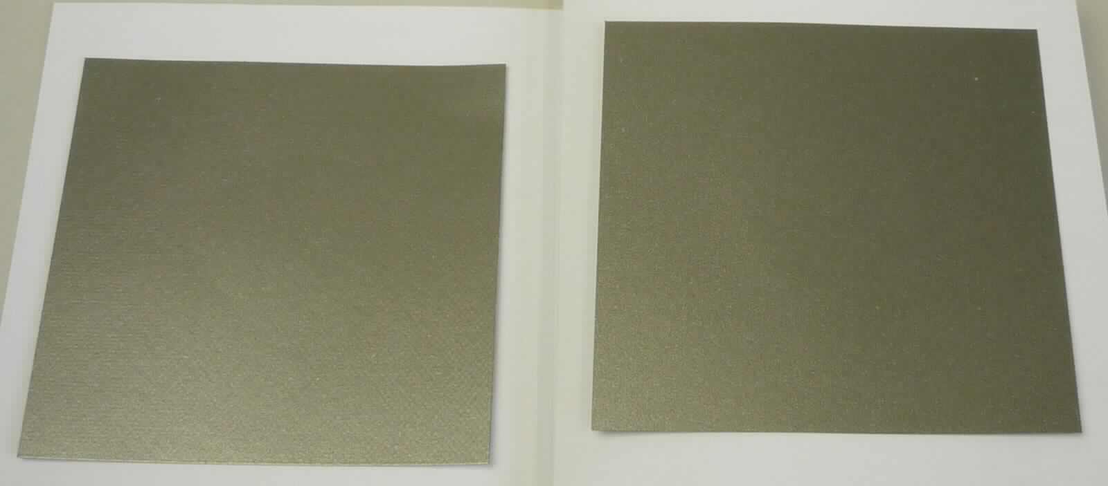 Angaben:
Waren aus anderen mineralischen Stoffe, sog. Absortionsmatten - ungebranntes keramisches, matt, grau-metallisch glänzendes Erzeugnis in Form von rechteckigen, biegsamen Folie verschiedener Dicke, einer Klebeschicht und einer Schutzfolie aus Papier, nicht chemisch gebunden. - bestehend aus Kunststoff mit eingelagerten Oxidkeramikpartikeln (lt. Antragsunterlagen: Ferrite) - zur Verwendung zur Abschirmung von elektronmagetischer Strahlung im Hochfrequenz/Mikrowellenbereich (z. B. in Mobiltelephonen, Computern) - im Hinblick auf die Verwendung sind die Oxidkeramikpartikel charakterbestimmend. - aufgrund der neutralen Beschaffenheit (d. h. kein Zuschnitt für ein bestimmtes Gerät) keine Zuweisung zum Kap 85.

Warenbeschaffenheit:
Auf einem gefalteten Papierflyer mit u.a. der Aufschrift "Flex Suppressor, noise suppression sheet" sind zwei annähernd quadratische, biegsame, silber-metallisch glänzende, selbstklebende Folien, die auf der Unterseite mit einem weißen Schutzpapier versehen sind, aufgeklebt. Der Papierflyer ist in einer Kunststoff-Tüte verpackt.

Befund:
Waren aus Steinen oder anderen mineralischen Stoffen, anderweit weder genannt noch inbegriffen

Zusammengesetze Ware, bei der im Sinne der AV 3b) die Oxidkeramikpartikel (ungebrannt) im Hinblick auf die Verwendung als charakterbestimmend angesehen werden.