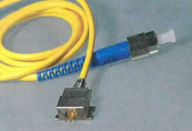 Sog. FiberMax Diode, im Wesentlichen bestehend aus einer Laserdiode und einer Photodiode in einem Gehäuse mit drei Anschlusspins und Faserpigtail, für eine Wellenlänge von 635 nm, zur universellen Verwendung.

Eine Einreihung in Position 8541 kommt nicht in Betracht, da sie weder in Form eines einzelnen Halbleiterbauelementes vorliegt, noch mit den in der DVO (EU) Nr. 1037/2014 der Kommission vom 25.09.2014 genannten Waren, vergleichbar ist.

Die Ware wird als "Laser, andere als Laserdioden" eingereiht.