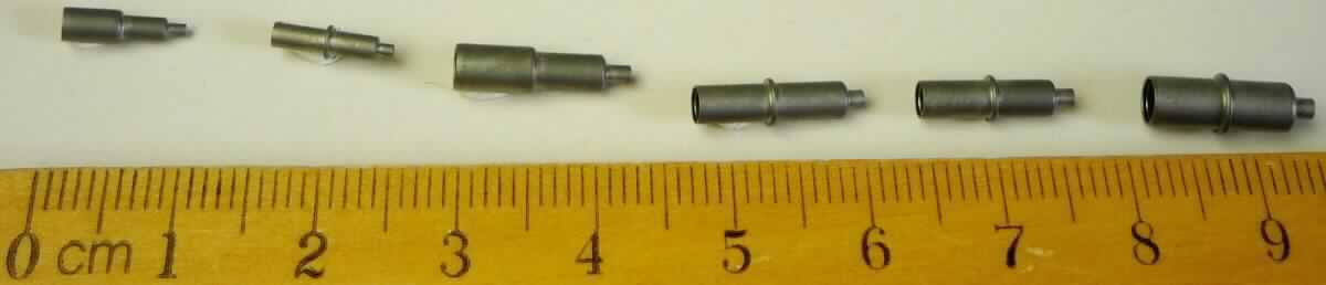 Niobröhrchen für Natriumdampflampen (Abbildung s. Anlage)
- spezifisch geformte, zylindrische Hülse aus Niob (lt. Antragsteller) mit einer Länge von ca. 9 bzw. 13 mm, 
  für Spannungen (je nach Ausführung) von 50-100, 250, 400, 50-150 oder 600 Watt,
- erkennbar ausschließlich zum Einbau in Natriumdampflampen zur Verwendung als Durchführung nach 
  außen und zur Aufnahme der Wolframelektrode.

"Teil, erkennbar ausschließlich für eine elektrische Entladungslampe bestimmt, kein Lampensockel"
