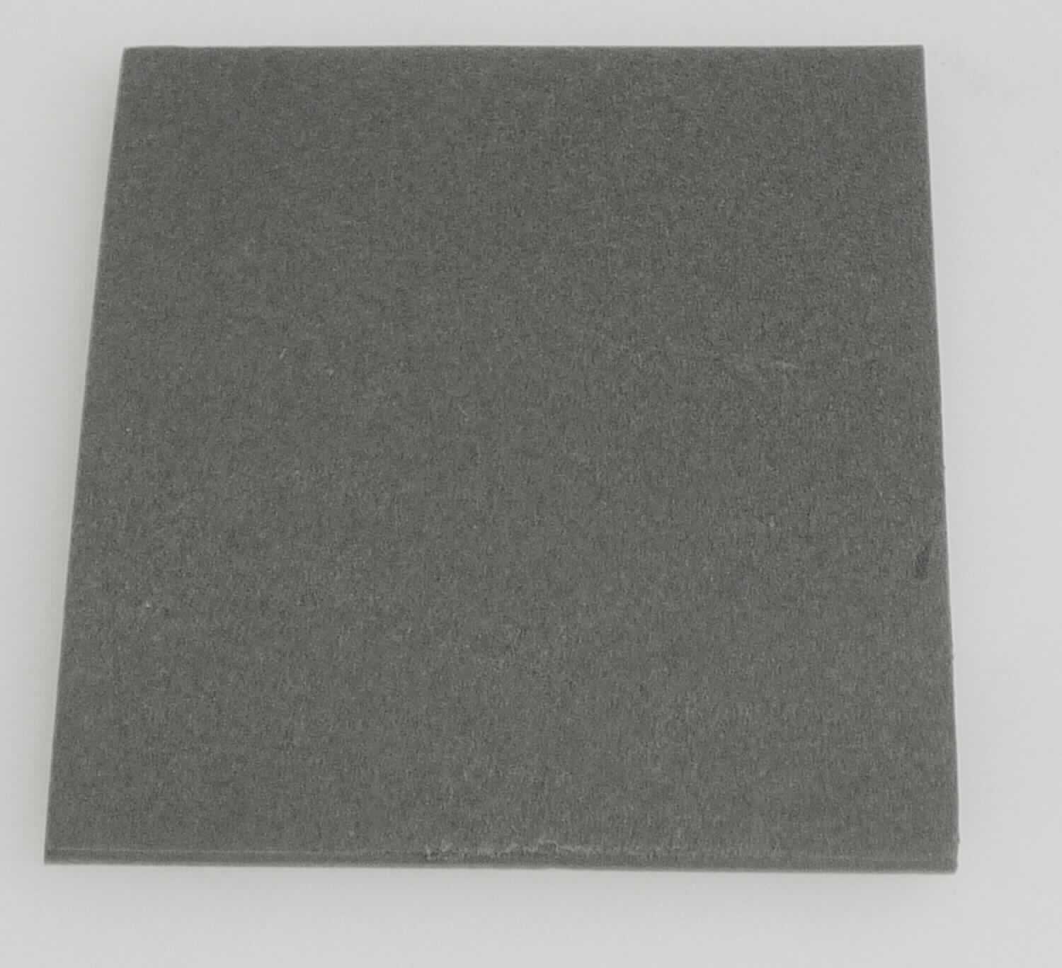 Angaben des Antragstellers:
Es handelt sich um eine elektrisch nicht isolierende und extrem wärmeleitende Silikonfolie zur thermischen Anbindung von elektronischen Bauelementen an Kühlflächen. Das Material ist ein mit Grafit gefülltes Silikonelastomer.

Feststellung an einem Warenmuster:
Es wurde eine ca. 5 cm lange und ca. 4 cm breite, nicht selbstklebende Platte aus einem dunkelgrauen, verformbaren Material vorgelegt. 

Befund:
Es handelt sich um eine Platte aus Kunststoff im Sinne der Position (HS) 3920.