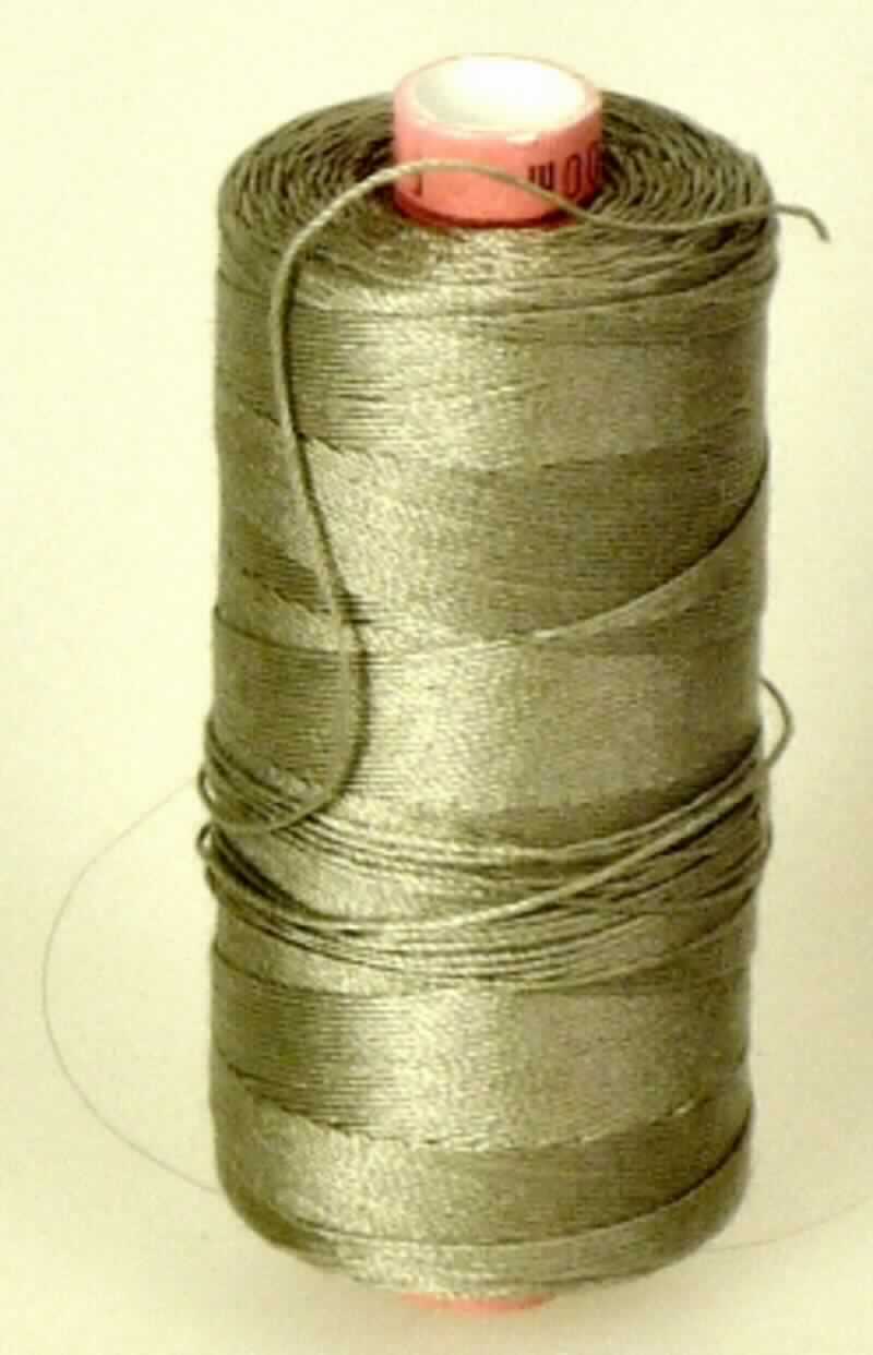 Nähgarn, sog. Nähgarn Avino G Nrn 30/3, Art. 7710, Foto siehe Anlage,
- laut Antrag:
-- auf einer Unterlage (Spule) aufgemacht, mit einem Gewicht, einschließlich der Unterlage 
   von etwa 32 g (in Aufmachungen für den Einzelverkauf)
-- gezwirntes Garn (mit einer Z-Drehung als letzter Drehung),
-- aus 100 % Polyester (synthetische Spinnfasern),
-- appretiert für die Verwendung als Nähgarn,
-- mit einem Titer von weniger als 10.000 dtex (kein Bindfaden).

"Nähgarn aus synthetischen Spinnfasern, in Aufmachungen für den Einzelverkauf"