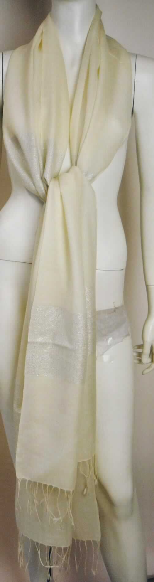 Schal, sog. Schal Deepwater Scarf W03034, Foto siehe Anlage,
- rechteckig; in den Abmessungen: ca. 266 cm x 48 cm (einschließlich Fransen),
- aus ca. 0,3 mm dicken Geweben aus lt. Antrag 95 % Merinowolle und 5 % Lurex (metallisiertes Garn der 
  Position 5605),
- an den Längsseiten mit echten Webkanten, an den Schmalseiten mit ca. 9,5 cm langen Fransen aus nicht
  gebundenen, gedrehten Kettfäden ausgestattet (somit konfektioniert), 
- nicht handgearbeitet.

"Schal, aus Geweben, aus Wolle, nicht handgearbeitet"