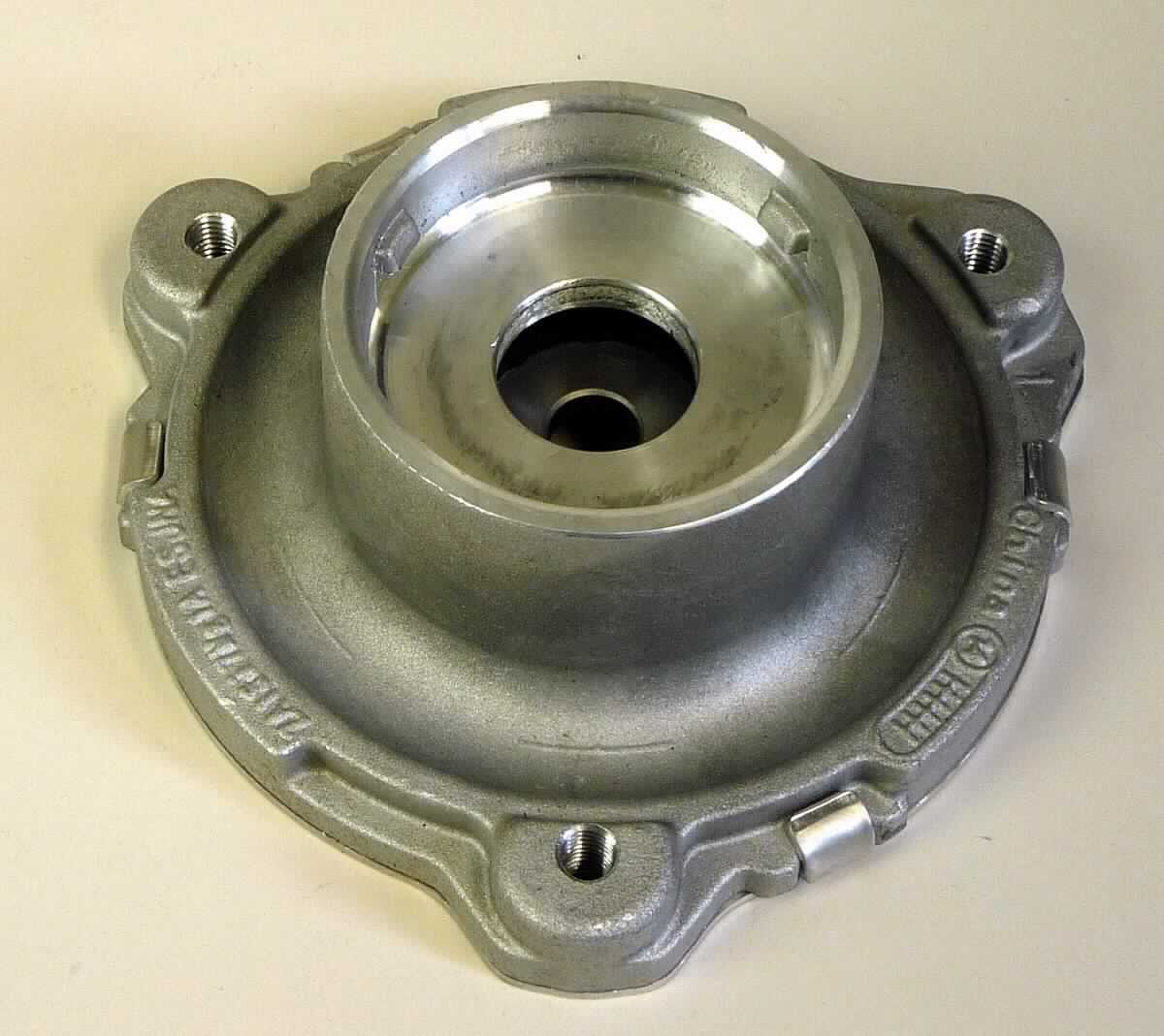 Federbeinstützlager, sog. Vorder-Top Mount, Teilenummer: 0159-070-0041/31360623, Foto siehe Anlage, 
- im Wesentlichen bestehend aus einem speziell geformten, abgestuften hohlzylinderartigen
  Befestigungskörper aus unedlen Metallen (hauptsächlich aus Aluminium),
- mit einem Durchmesser von ca. 136 mm und einer Höhe von ca. 48 mm,
- mit drei Gewindebohrungen zur Aufnahme von Befestigungsschrauben (nicht Gegenstand der
  vZTA) versehen,
- im Inneren teilweise mit einer schmalen Schicht aus laut Antrag Kautschuk ausgestattet,
- wird laut Antrag im Aufhängesystem von Kraftfahrzeugen verbaut,
- dient dazu, eine Verbindung von Stoßdämpfer und Tragfeder (Aufbaufeder) an die Karosserie
  zu realisieren,
- nicht für die industrielle Montage,
- aufgrund der objektiven Merkmale (u. a. Form) und Eigenschaften erkennbar hauptsächlich für
  Kraftfahrzeuge des Kapitels 87 bestimmt.

"Teil für Kraftfahrzeuge der Positionen 8701 bis 8705, Teil eines Aufhängesystems (Federbeinstützlager), 
nicht für die industrielle Montage, nicht aus gesenkgeschmiedetem Stahl"