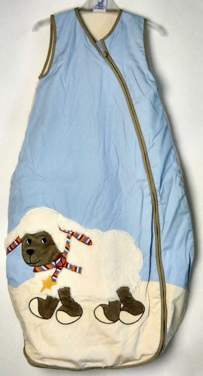 Sommer-Schlafsack Schaf, Art. 94252, Größe 90, Foto siehe Anlage,
- auf einem Bügel aufgebracht, 
- aus verschiedenen, ca. 0,2 mm dicken, einfarbigen Geweben aus lt. Antrag 100 % Baumwolle,
- durchgehend leicht gefüttert,
- mit einem leicht V-förmigen Halsausschnitt,
- vorn mit einer schrägen, bis zum unteren Ende reichenden und entlang des unteren Randes verlaufenden Öffnung 
  mit Reißverschluss, am oberen Rand mit einer kurzen Überlappung von rechts über links (Mädchenkleidung),
- ärmellos,
- mit kontrastfarbenen Randeinfassungen ausgestattet,
- auf der Vorderseite mit einer großen Applikation (Schafmotiv) verziert, die aus verschiedenen Gewirken 
  (Samtgewirke, Plüschgewirke und buntgewirkte Gewirke) gearbeitet ist,
- lt. Antrag mit einer Länge von 90 cm; aufgrund der Länge/Größe nicht für Kinder unter 18 Monaten bestimmt,
- dient als Schlafkleidung für Kinder, somit keine Ware der Position 9404.


"Kleidung, andere als in den Positionen 6201 bis 6210 und in den Unterpositionen 6211 11 bis 6211 20 genannte, 
 aus Geweben, für Mädchen, aus Baumwolle, andere als in den Unterpositionen 6211 4210 bis 6211 4242 
 genannte"