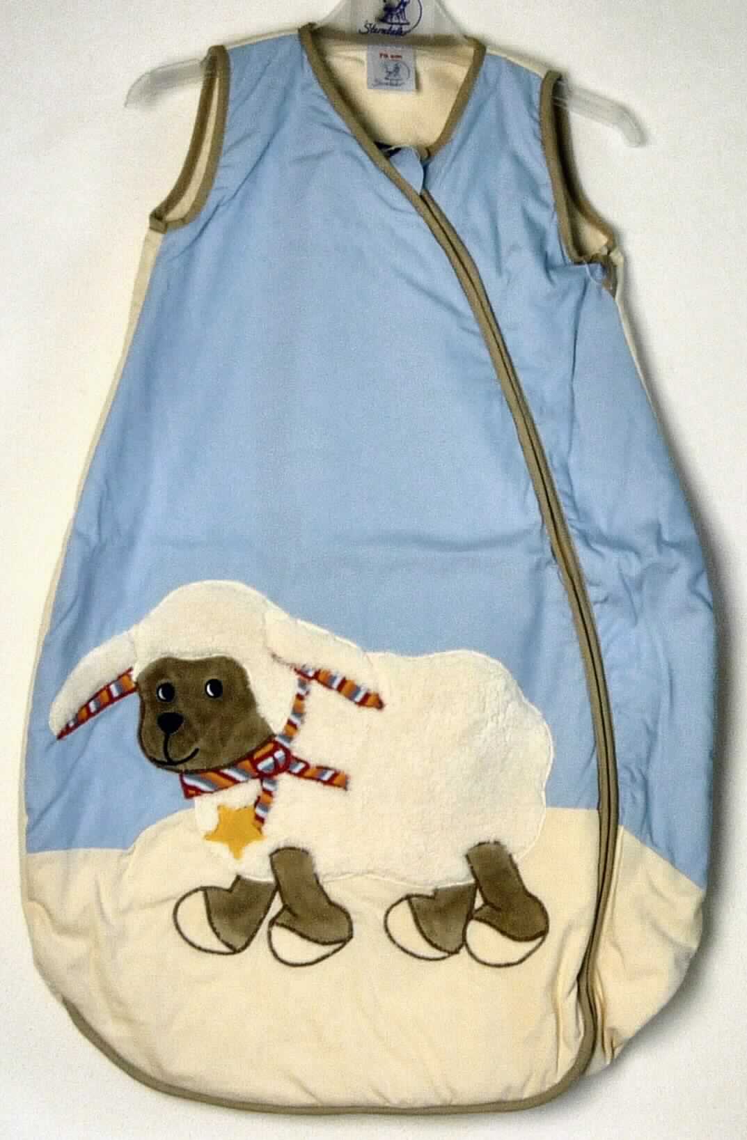 Sommer-Schlafsack Schaf, Art. 94251, Größe 70, Foto siehe Anlage,
- auf einem Bügel aufgebracht, 
- aus verschiedenen, ca. 0,2 mm dicken, einfarbigen Geweben aus lt. Antrag 100 % Baumwolle,
- durchgehend leicht gefüttert,
- mit einem leicht V-förmigen Halsausschnitt,
- vorn mit einer schrägen, bis zum unteren Ende reichenden und entlang des unteren Randes verlaufenden Öffnung 
  mit Reißverschluss, am oberen Rand mit einer kurzen Überlappung von rechts über links,
- ärmellos,
- mit kontrastfarbenen Randeinfassungen ausgestattet,
- auf der Vorderseite mit einer großen Applikation (Schafmotiv) verziert, die aus verschiedenen Gewirken 
  (Samtgewirke, Plüschgewirke und buntgewirkte Gewirke) gearbeitet ist,
- lt. Antrag mit einer Länge von 70 cm; aufgrund der Länge/Größe für Kinder unter 18 Monaten bestimmt, somit 
  Kleidung für Kleinkinder (Erstlingsausstattung),
- dient als Schlafkleidung für Kleinkinder, somit keine Ware der Position 9404.


"Kleidung für Kleinkinder (Schlafsack), aus Geweben, aus Baumwolle"