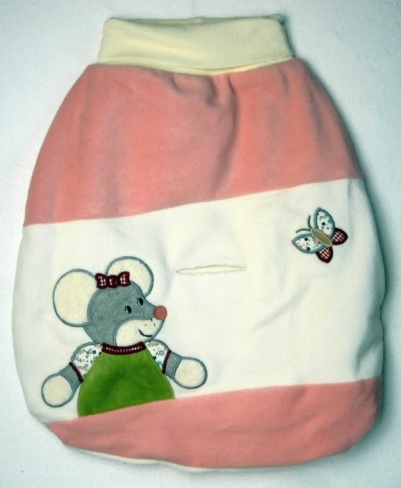 Strampelnest Maus, Art. 90236, Foto siehe Anlage,
- auf einem Pappetikett aufgebracht,
- aus verschiedenen, ca. 1,4 mm dicken, einfarbigen, beidseitig gerauten Gewirken (Fleece) aus lt. Antrag 
  100 % Polyester (synthetische Chemiefasern),
- von annähernd ovaler Form, in den Abmessungen: ca. 45 cm lang und bis zu 40 cm breit,
- an drei Seiten zusammengenäht,
- am oberen, offenen Ende mit einem angesetzten, umgeschlagenen, verengenden Bund aus Gewirken,
- auf der Vorderseite mit Applikationen (Maus- und Schmetterlingmotiv) verziert, die aus Samt- und Plüschgewirken
  sowie buntgewebten und buntbedruckten Geweben gearbeitet sind,
- auf der Vorder- und Rückseite mit ca. 7 cm breiten Schlitzen für Sicherheitsgurte ausgestattet,
- wird Kleinkindern als zusätzlicher Wärmeschutz bis etwa zu den Armen über den Strampelanzug gezogen.

"Kleidung für Kleinkinder (Strampelnest), aus Gewirken, aus synthetischen Chemiefasern"