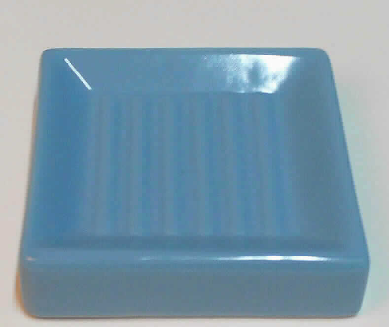 Keramischer Toilettengegenstand, sog. Seifenschale, Serie Flash, Model-Nr. 5045, Abbildung siehe Anlage, 
- glasierte, rechteckige, hohle Seifenschale, 
- mit den Abmessungen von ca. 10,6 (L) x 10,6 (B) x 2,7 (H) cm, 
- keramisches Erzeugnis, nach der Formgebung gebrannt, tonmineralhaltiges Material enthaltend, 
- nach dem Ergebnis der wissenschaftlichen Untersuchung handelt es sich weder um Porzellan noch um gewöhn- 
  lichen Ton, Steinzeug, Steingut oder feine Erden; das Erzeugnis ist als andere keramische Ware anzusehen,
- zur Verwendung als Toilettenartikel im Badezimmer bestimmt.

"Keramischer Toilettengegenstand, aus anderer Keramik als Porzellan, gewöhnlicher Ton, Steinzeug, 
 Steingut oder feine Erden"