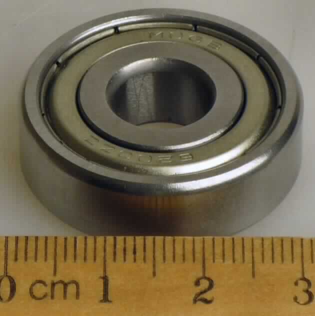 Kugellager geschlossen, siehe Abbildung.

Der äußere Durchmesser des Kugellagers beträgt 30 mm. Es kann hier beim Durchmesser zu Abweichungen nach unten kommen. Das Kugellager ist ein Normteil für Funktionsmöbel.

Die Ware ist als "Kugellager, mit einem größten äußeren Durchmesser von 30 mm oder weniger" einzureihen.