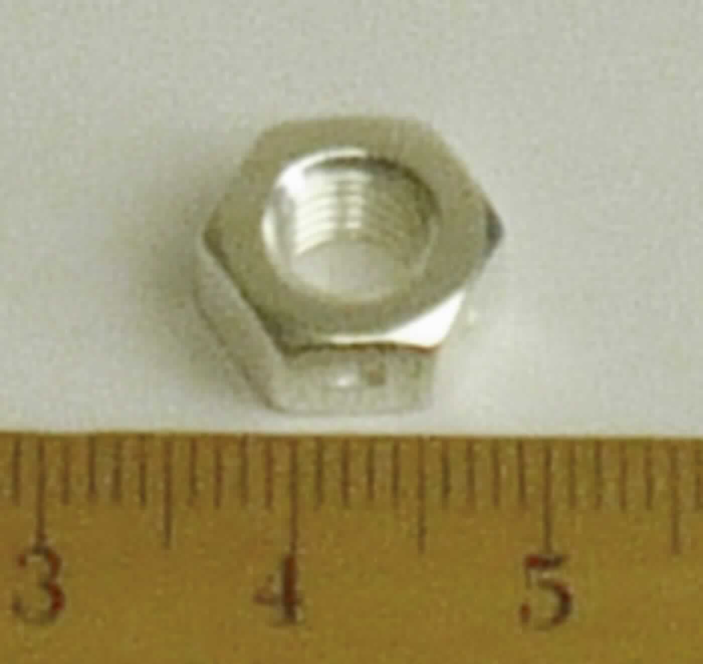 Es handelt sich um Muttern aus nicht rostendem Stahl mit einem Außensechskant und mit einem Innengewinde (Lochweite: etwa 5,4 mm). Die Oberfläche der Erzeugnisse ist mit einem metallischen Überzug (Silberbeschichtung) versehen. Die Außenseiten weisen vier ovale Einkerbungen auf. 
Sie werden als lösbare Verbindungselemente im zivilen Flugzeugbau verwendet.
Außendurchmesser: etwa 11 mm; Höhe: etwa 5,4 mm.
- Antragstellerangaben -

Abbildung siehe Anlage.

Derartige Erzeugnisse gehören als "andere Muttern, aus nicht rostendem Stahl, mit Gewinde" zum TARIC-Code 7318 1639 90.