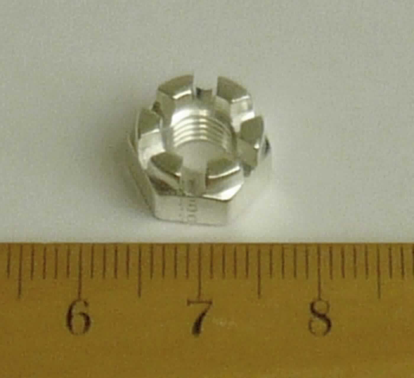 Es handelt sich um Muttern aus nicht rostendem Stahl mit einem Außensechskant und mit einem Innengewinde (Lochweite: etwa 5,4 mm). Die Muttern sind an einem Ende zu einem ringförmigen Ansatzstück mit sechs radial angeordneten Aussparungen ausgearbeitet. Die Oberfläche der Erzeugnisse ist mit einem metallischen Überzug (Silberbeschichtung) versehen. 
Sie werden als lösbare Verbindungselemente im zivilen Flugzeugbau verwendet.
Außendurchmesser: 11,1 mm; Höhe: 7,2 mm.
- Antragstellerangaben -

Abbildung siehe Anlage.

Derartige Erzeugnisse gehören als "andere Muttern, aus nicht rostendem Stahl, mit Gewinde" zum TARIC-Code 7318 1639 90.
