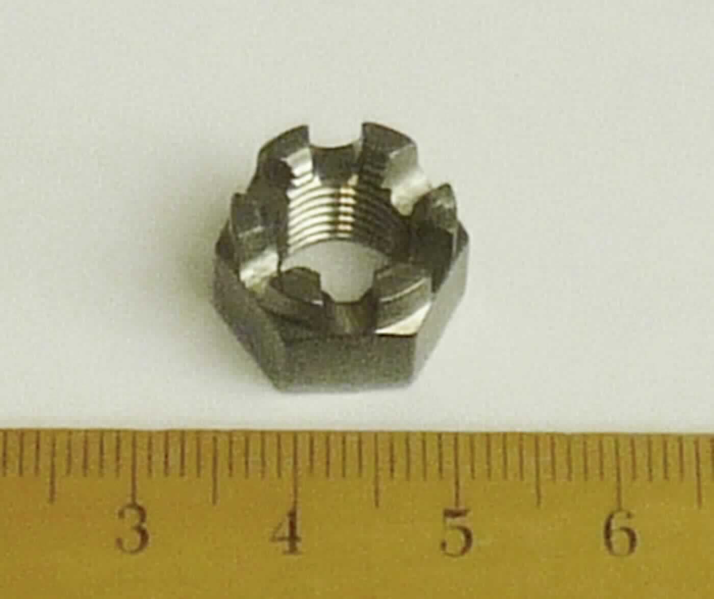Es handelt sich um Muttern aus nicht rostendem Stahl mit einem Außensechskant und mit einem Innengewinde (Lochweite: etwa 8,5 mm). Die Muttern sind an einem Ende zu einem ringförmigen Ansatzstück mit sechs radial angeordneten Aussparungen ausgearbeitet.
Die Erzeugnisse werden als lösbare Verbindungselemente im zivilen Flugzeugbau verwendet.
Außendurchmesser: 14,3 mm; Höhe: 10,4 mm.
- Antragstellerangaben -

Abbildung siehe Anlage.

Derartige Erzeugnisse gehören als "andere Muttern, aus nicht rostendem Stahl, mit Gewinde" zum TARIC-Code 7318 1639 90.