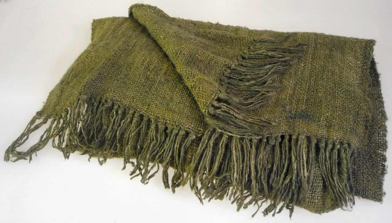 Schal, sog. Textilien-Schal, Foto siehe Anlage,
- aus einem ca. 2 mm dicken, einfarbigen Gewebe aus laut Antrag 100 % Seide,
- rechteckig, mit den Abmessungen von ca. 165 cm (einschließlich Fransen) x 27 cm,
- an den Längsseiten mit echten Webkanten, an den Schmalseiten mit geknoteten (geknüpften) Fransen 
  ausgestattet (somit konfektioniert; damit keine Ware der Position 5007),
- augenscheinlich handgearbeitet.

"Schal, aus Geweben, aus Seide, handgearbeitet"