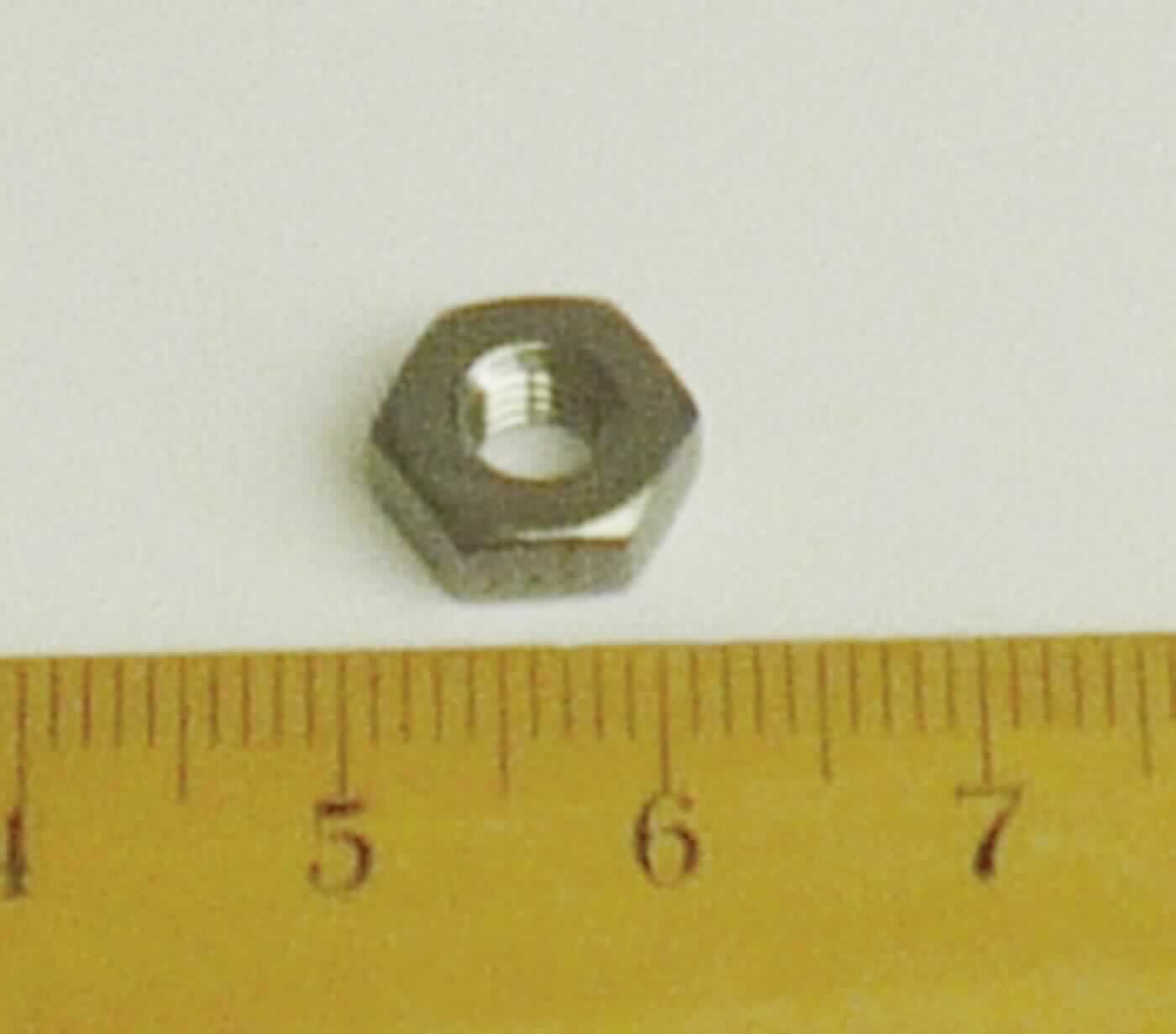 Es handelt sich um Muttern aus nicht rostendem Stahl mit einem Außensechskant und mit einem Innengewinde (Lochweite: etwa 5 mm).
Die Erzeugnisse werden als lösbare Verbindungselemwnte im zivilen Flugzeugbau verwendet.
Außendurchmesser: etwa 9,5 mm, Höhe: etwa 4 mm.
- Antragstellerangabe -

Abbildung siehe Anlage.

Derartige Erzeugnisse gehören als "andere Muttern aus nicht rostendem Stahl, mit Gewinde" zum TARIC-Code 7318 1639 90.