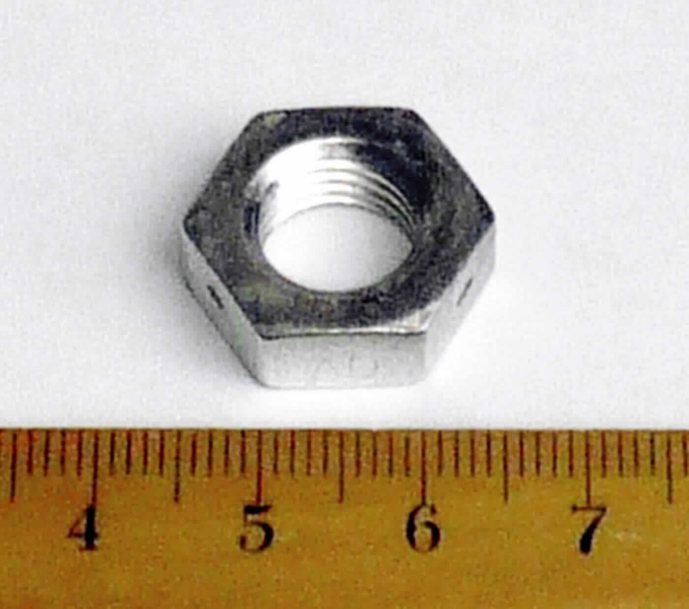 Es handelt sich um Muttern aus nicht rostendem Stahl mit einem Außensechskant und mit einem Innengewinde (Lochweite: etwa 9,8 mm). Die Oberfläche der Erzeugnisse ist mit einem metallischen Überzug (Silberbeschichtung) versehen. Die Außenseiten weisen vier ovale Einkerbungen auf.
Sie werden als lösbare Verbindungselemente im zivilen Flugzeugbau verwendet.
Außendurchmesser: etwa 17,4 mm; Höhe: etwa 6,3 mm.
- Antragstellerangaben -

Abbildung siehe Anlage.

Derartige Erzeugnisse gehören als "andere Muttern, aus nicht rostendem Stahl, mit Gewinde" zum TARIC-Code 7318 1639 90.