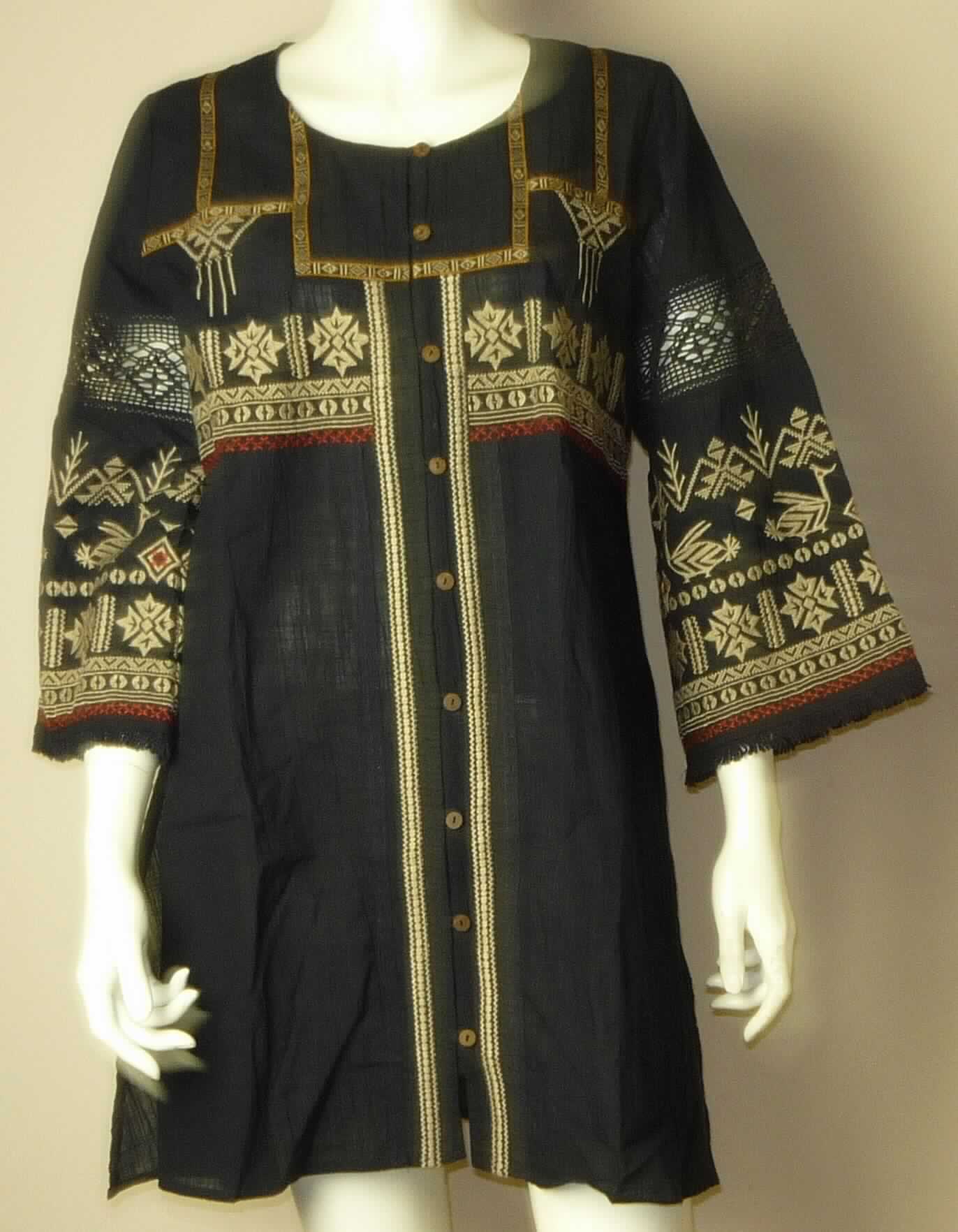 Kleid, sog. Tunika, Art. 66-605, Größe M, Foto siehe Anlage,
- aus Stickereien der Position 5810 mit einem Stickgrund aus 0,3 mm dicken, einfarbigen Geweben; an den 
  Ärmeln mit Einsätzen aus Spitze der Position 5804; alle Flächenerzeugnisse aus laut Antrag 100 % Baumwolle,
- über den halben Oberschenkel reichend (Rückenlänge: 87 cm); aufgrund der Länge kein Kleidungsstück der 
  Position 6206,
- mit einem runden Halsausschnitt,
- vorn mit einer durchgehenden Öffnung mit Knopfverschluss von rechts über links;
  der letzte Knopf befindet sich ca. 9 cm vom unteren Rand entfernt (somit schrittbedeckend), 
- mit langen Ärmeln, an den Ärmelenden mit einer angesetzten Fransenborte, 
- auf der Vorderseite mit schmalen Bändern aus Stickereien sowie aus Klöppelspitze verziert,
- mit ca. 37 cm hoch reichenden Seitenschlitzen,
- am unteren Rand durch Umschlagen und Festnähen gesäumt,
- kann ohne ein weiteres, den Unterkörper bedeckendes Kleidungsstück getragen werden.

"Kleid, nicht aus Gewirken oder Gestricken, für Frauen, aus Baumwolle, nicht nach dem Batik-Verfahren handbedruckt"