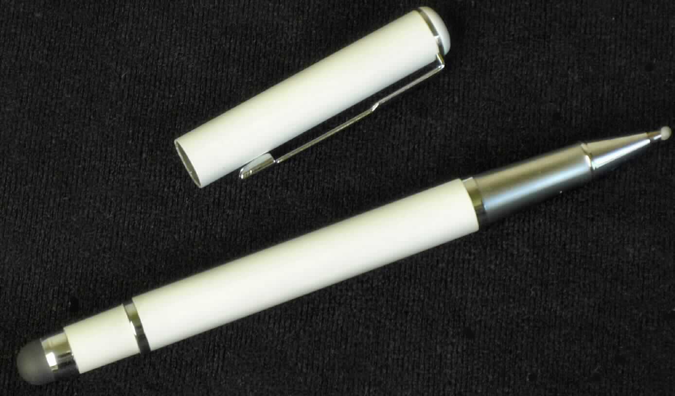 Bei der als "touch:pen" (Artikel Nr.: SB906602) bezeichneten Ware handelt es sich um eine zusammengesetzte Ware, bestehend aus einem Kugelschreiber und einem Touchpen. Der Kugelschreiber bestimmt im Hinblick auf den Umfang und die Bedeutung für die Verwendung den Charakter der zusammengesetzten Ware. 

Die ca. 142 mm lange Ware besteht im Wesentlichen aus einem Kunststoffgehäuse mit abnehmbarer Kappe mit Metallclip, in das eine auswechselbare Mine mit schwarzer Schreibpaste (keine flüssige Tinte) eingesetzt ist, und an dessen oberen Ende eine hohle Halbkugel aus flexiblem Kunststoff eingefasst ist, die als Touchpen zur Bedienung von Touchscreens dienen soll.

Das Erzeugnis ist in einer Papierschachtel mit Sichtfenster aufgemacht.

Die Ware ist als "Kugelschreiber, anderer als mit flüssiger Tinte, mit auswechselbarer Mine" einzureihen.