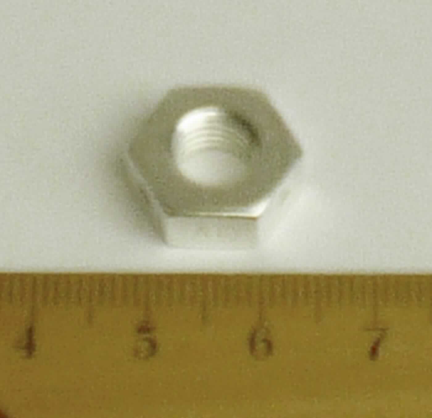 Es handelt sich um Muttern aus nicht rostendem Stahl mit einem Außensechskant und mit einem Innengewinde (Lochweite: etwa 7 mm). Die Oberfläche der Erzeugnisse ist mit einem metallischen Überzug (Silberbeschichtung) versehen. Die Außenseiten weisen vier ovale Einkerbungen auf.
Sie werden als lösbare Verbindungselemente im zivilen Flugzeugbau verwendet.
Außendurchmesser: etwa 14,2 mm; Höhe: etwa 5,5 mm.
- Antragstellerangaben -

Abbildung siehe Anlage.

Derartige Erzeugnisse gehören als "andere Muttern aus nicht rostendem Stahl, mit Gewinde" zum TARIC-Code 7318 1639 90.