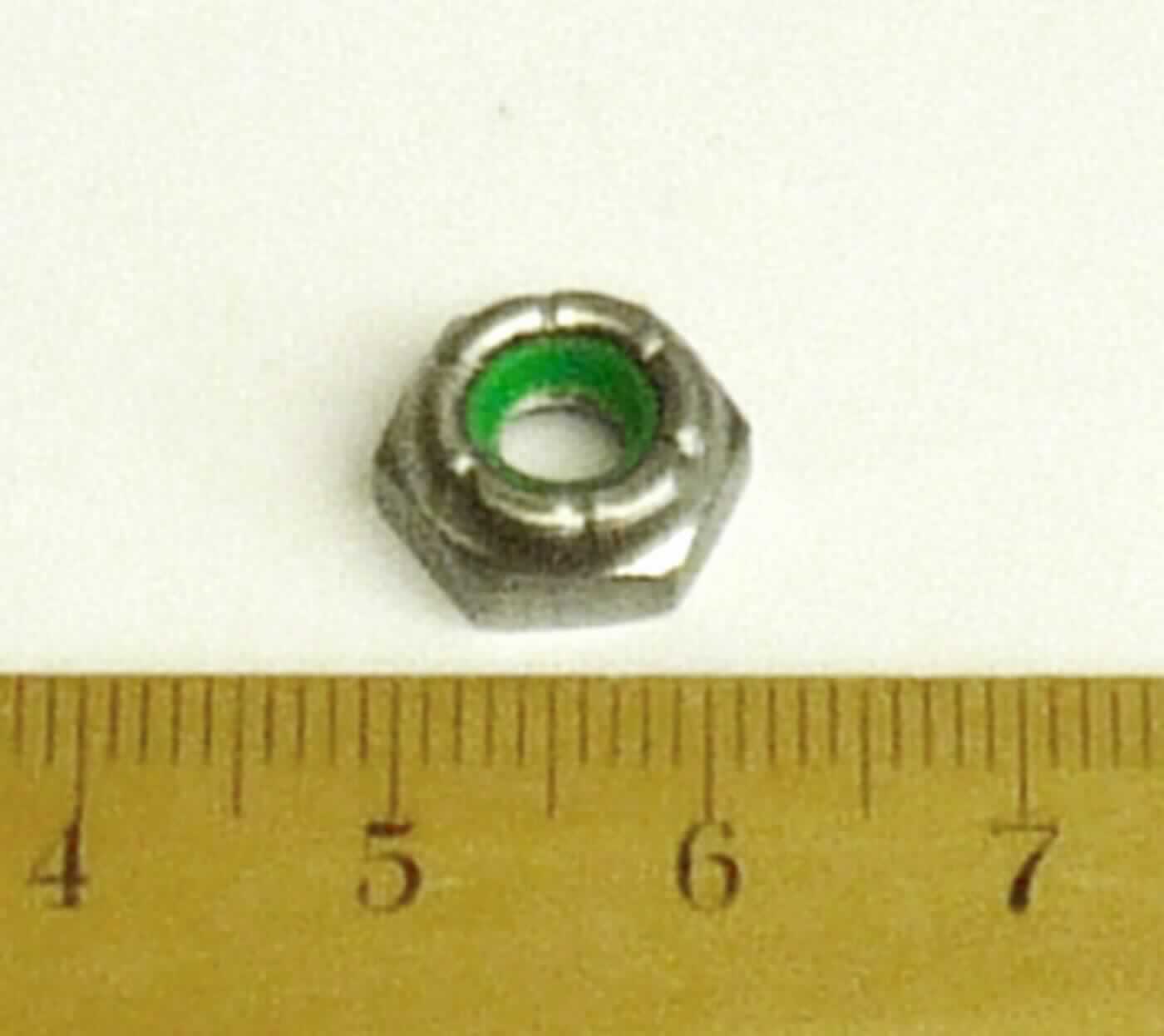 Es handelt sich um Muttern aus nicht rostendem Stahl (charakterbestimmend) mit einem Außensechskant und einem Innengewinde (Lochweite: etwa 5 mm). Die Muttern sind an einem Ende zu einem ringförmigen Ansatzstück mit sechs regelmäßig angeordneten Einkerbungen ausgearbeitet. Das Ansatzstück ist im Inneren mit einem Sicherungsring aus Kunststoff ausgestattet um die Verschraubung gegen selbständiges Lösen zu sichern.
Die Waren werden als lösbare Verbindung im zivilen Flugzeugbau verwendet.
- Antragstellerangaben -

Abbildung siehe Anlage.

Derartige Erzeugniss gehören als "andere Muttern aus nichtrostendem Stahl, mit Gewinde" zum TARIC-Code 7318 1639 90.