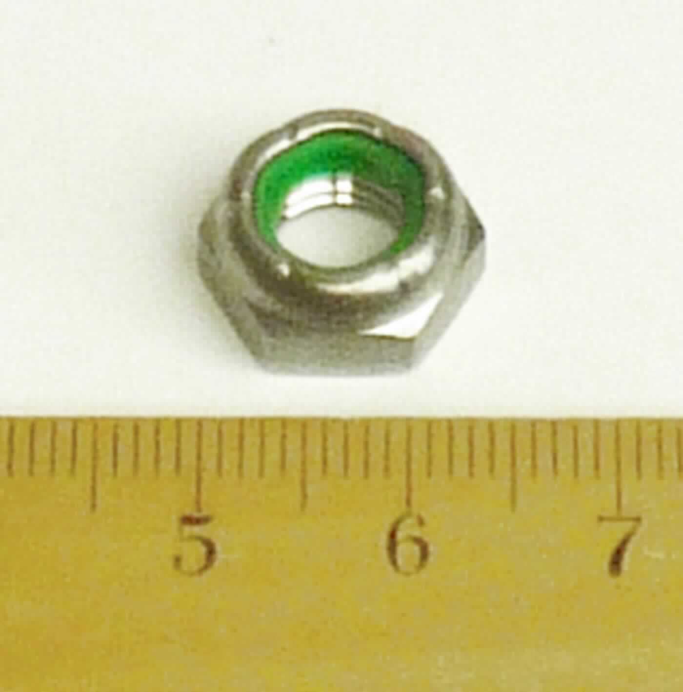Es handelt sich um Muttern aus nicht rostendem Stahl (charakterbestimmend) mit einem Außensechskant und einem Innengewinde (Lochweite: etwa 7 mm). Die Muttern sind an einem Ende zu einem ringförmigen Aufsatzstück mit sechs regelmäßig angeordneten Einkerbungen ausgearbeitet. Das Ansatzstück ist im Inneren mit einem Sicherungsring aus Kunststoff ausgestattet um die Verschraubung gegen selbständiges Lösen zu sichen.
Die Waren werden als lösbare Verbindung im zivilen Flugzeugbau verwendet.
- Antragstellerangaben -

Abbildung siehe Anlage.

Derartige Erzeugniss gehören als "andere Muttern aus nichtrostendem Stahl, mit Gewinde" zum TARIC-Code 7318 1639 90.