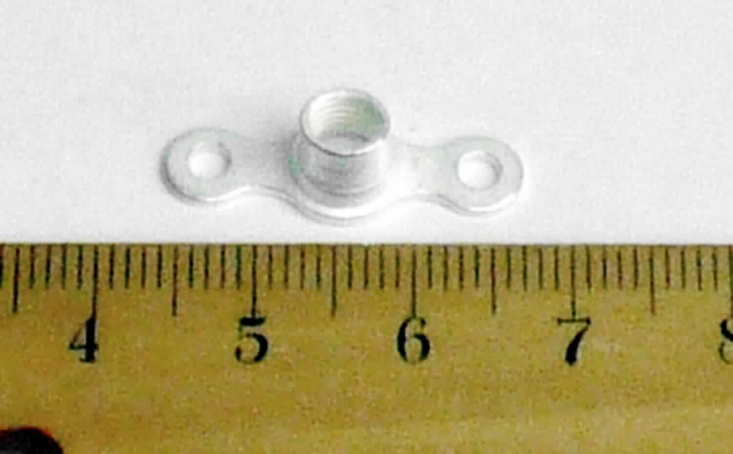 Es handelt sich um vollständig aus nicht rostendem Stahl gefertigte Erzeugnisse, bestehend aus einem hülsenförmigen Mittelstück mit einem Innengewinde, das am unteren Ende zu zwei länglichen, flachen Laschen ausgearbeitet ist. Die Laschen weisen jeweils eine kreisunde Lochung auf. Die Oberfläche der Erzeugnisse ist mit einem metallischen Überzug (Silberbeschichtung) versehen.
Sie werden als lösbare Verbindungselemente im zivilen Flugzeugbau verwendet. Dazu werden kleine Löcher in Bleche vorgestanzt und anschließend werden die Erzeugnisse durch die kreisrunden Lochungen mithilfe von Nieten fixiert. 
-Antragstellerangaben-
Länge: etwa 23,2 mm, Breite: etwa 8 mm, Höhe: etwa 6 mm.

Abbildung siehe Anlage.

Derartige Erzeugnisse gehören als "andere Muttern aus nicht rostendem Stahl, mit Gewinde" zum TARIC-Code 7318 1639 90.