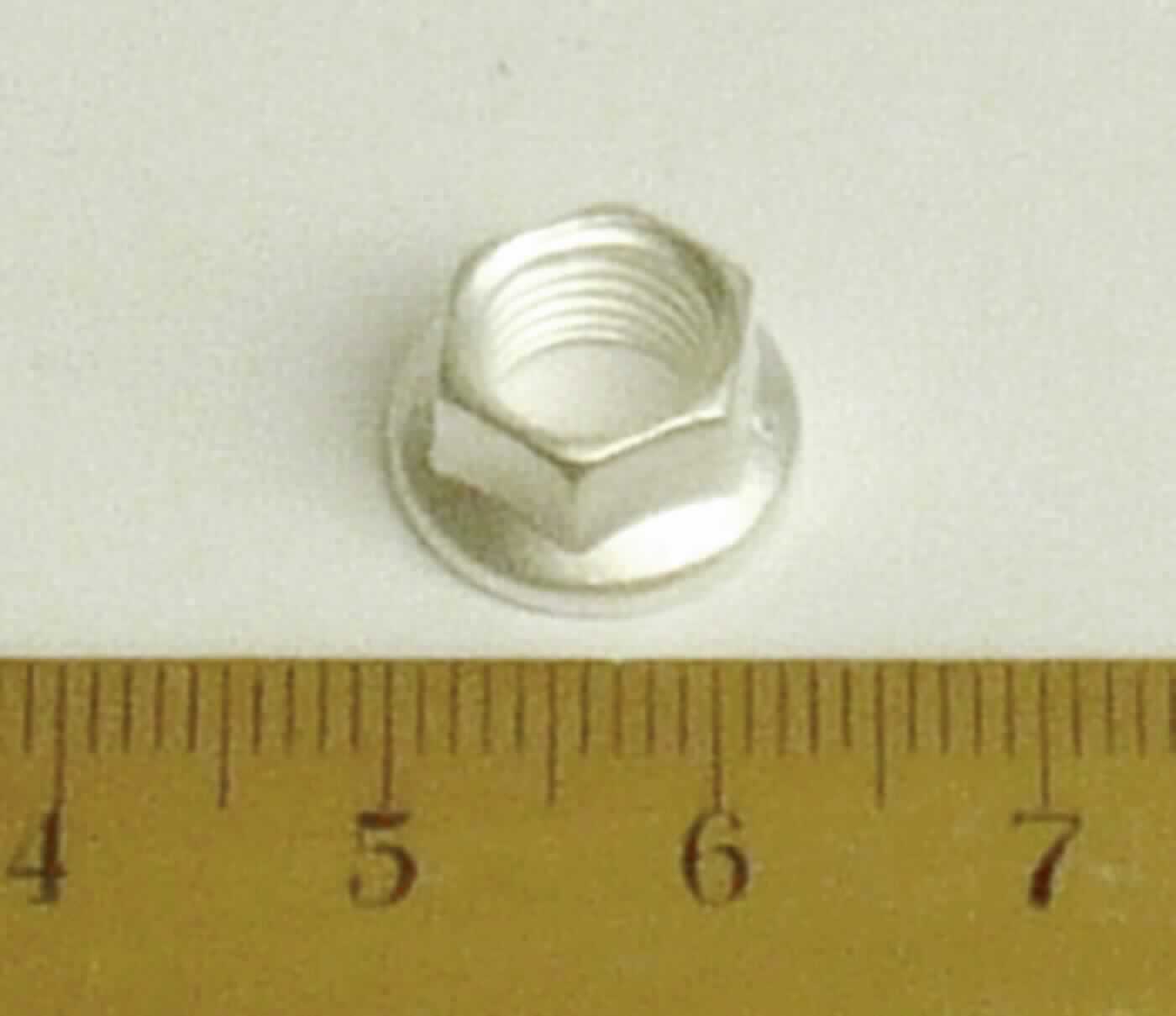 Es handelt sich um Muttern aus nicht rostendem Stahl mit einem Außensechskant und mit einem Innengewinde (Lochweite: etwa 6,8 mm). Sie sind an einem Ende zu einem Flansch ausgearbeitet. Die Oberfläche der Erzeugnisse ist mit einem metallischen Überzug (Silberbeschichtung) versehen.
Sie werden als lösbare Verbindungselemente im zivilen Flugzeugbau verwendet.
Außendurchmesser: 9,5 mm; Höhe: etwa 6,5 mm.
-Antragstellerangaben-

Abbildung siehe Anlage.

Derartige Erzeugnisse gehören als "andere Muttern aus nicht rostendem Stahl, mit Gewinde" zum TARIC-Code 7318 1639 90.