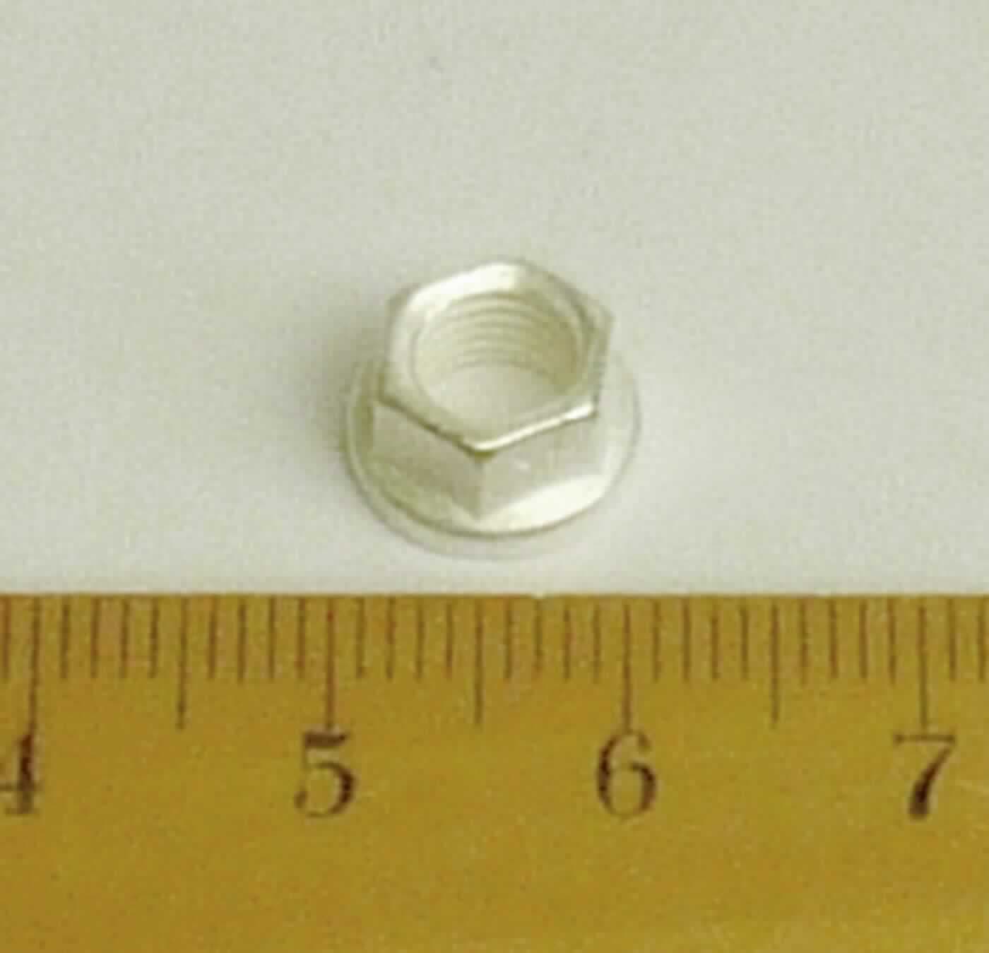Es handelt sich um Muttern aus nicht rostendem Stahl mit einem Außensechskant und mit einem Innengewinde (Lochweite: etwa 5,5 mm). Sie sind an einem Ende zu einem Flansch ausgearbeitet. Die Oberfläche der Erzeugnisse ist mit einem metallischen Überzug (Silberbeschichtung) versehen.
Sie werden als lösbare Verbindungselemente im zivilen Flugzeugbau verwendet.
Außendurchmesser: 7,8 mm; Höhe: etwa 5,4 mm.
-Antragstellerangaben-

Abbildung siehe Anlage.

Derartige Erzeugnisse gehören als "andere Muttern aus nicht rostendem Stahl, mit Gewinde" zum TARIC-Code 7318 1639 90.