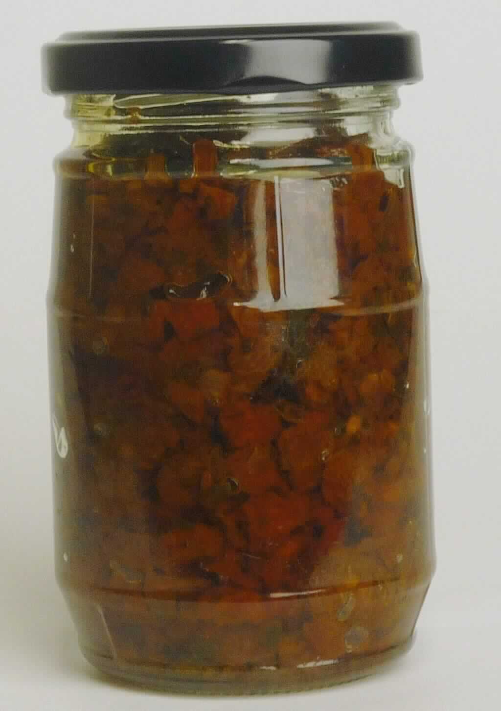 Bruschetta.

Antragsangaben (als zutreffend unterstellt): Bruschetta, aus getrockneten Tomaten, Art.-Nr. 6118. Zutaten: 62 % eingelegte getrocknete Tomaten (Tomaten, Speisesalz, Branntweinessig, Antioxidationsmittel: Schwefeldioxid), Sonnenblumenöl, Olivenöl, Weißweinessig, Knoblauch, Petersilie, Basilikum, Zucker. 

Beschaffenheit der vorgelegten Warenprobe: Schraubglas mit einem Inhalt von 170 g. 
Inhalt: Rotbraune, ungeschälte Tomatenstücke mit Kräutern, in einer klaren, öligen Lake, salzig, ölig, nach getrockneten Tomaten schmeckend.

Gehalt an freier flüchter Säure, ber. als Essigsäure: weniger als 0,5 GHT

Tomaten, anders als mit Essig oder Essigsäure zubereitet oder haltbar gemacht, ganz oder in Stücken, nicht geschält.