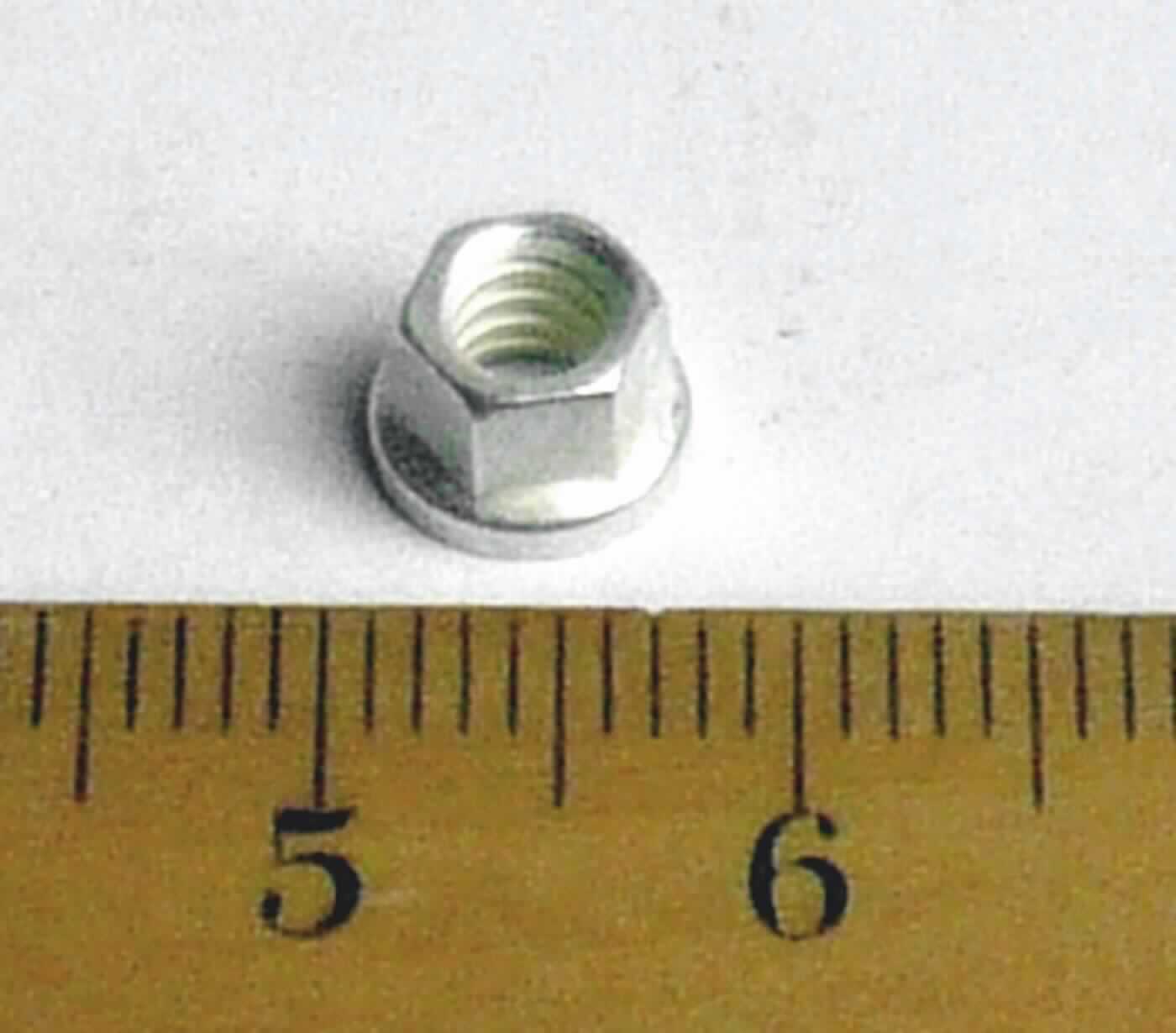 Es handelt sich um Muttern aus nicht rostendem Stahl mit einem Außensechskant und mit einem Innengewinde (Lochweite: etwa 3,5 mm). Sie sind an einem Ende zu einem Flansch ausgearbeitet. Die Oberfläche der Erzeugnisse ist mit einem metallischen Überzug (Silberbeschichtung) versehen.
Sie werden als lösbare Verbindungselemente im zivilen Flugzeugbau verwendet.
Außendurchmesser: 5,5 mm; Höhe: etwa 4,4 mm.
-Antragstellerangaben-

Abbildung siehe Anlage.

Derartige Erzeugnisse gehören als "andere Muttern aus nicht rostendem Stahl, mit Gewinde" zum TARIC-Code 7318 1639 90.