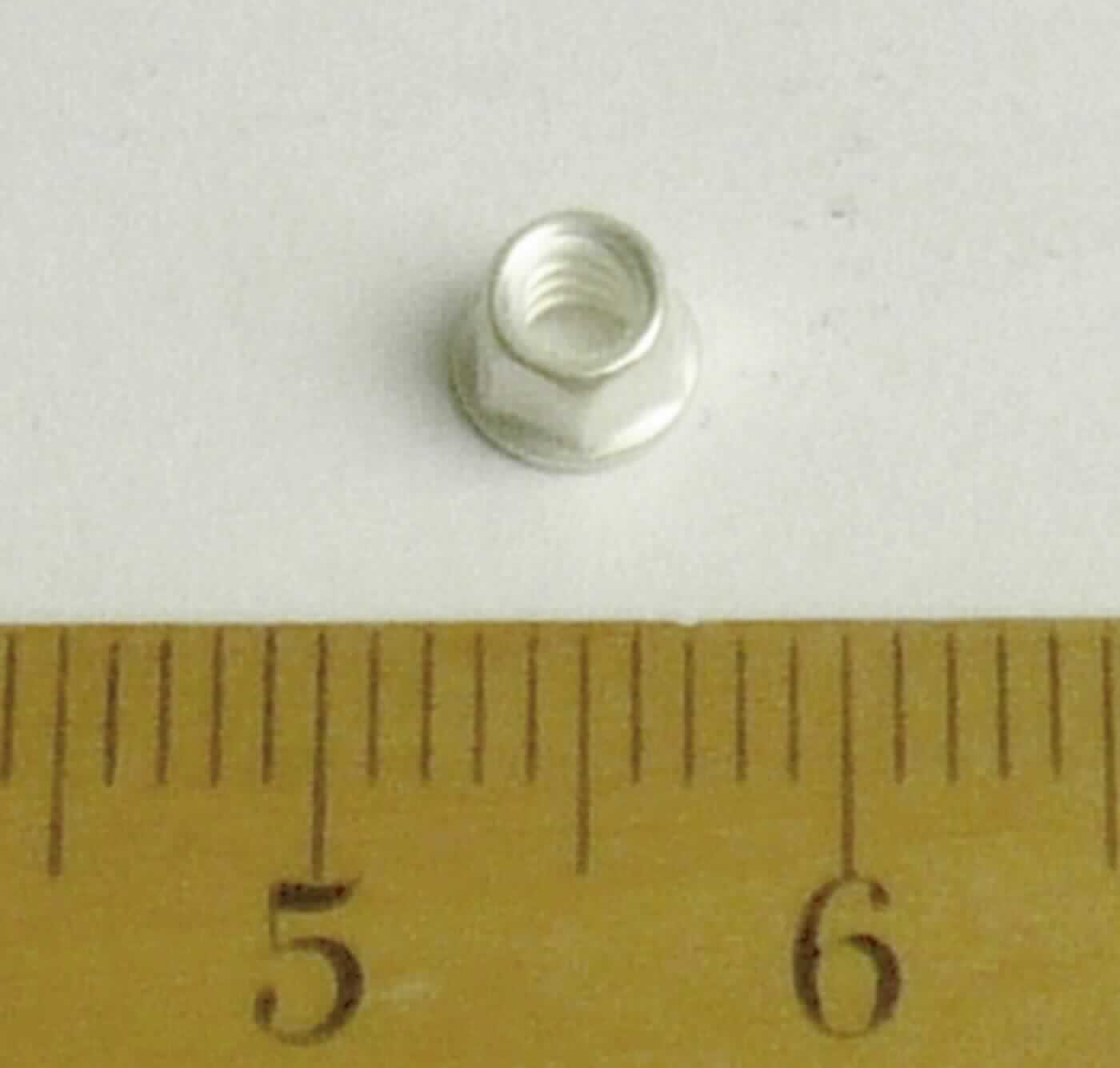 Es handelt sich um Muttern aus nicht rostendem Stahl mit einem Außensechskant und mit einem Innengewinde (Lochweite: etwa 2,2 mm). Sie sind an einem Ende zu einem Flansch ausgearbeitet. Die Oberfläche der Erzeugnisse ist mit einem metallischen Überzug (Silberbeschichtung) versehen.
Sie werden als lösbare Verbindungselemente im zivilen Flugzeugbau verwendet.
Außendurchmesser: 3,8 mm; Höhe: etwa 3 mm.
-Antragstellerangaben-

Abbildung siehe Anlage.

Derartige Erzeugnisse gehören als "andere Muttern aus nicht rostendem Stahl, mit Gewinde" zum TARIC-Code 7318 1639 90.