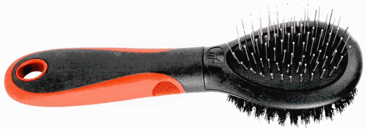 Bei der sog. Doppelbürste Art. Nr. 515486 handelt es sich um eine beidseitig verwendbare Haarbürste im Wesentlichen bestehend aus einem ovalen, insgesamt ca. 17,5 cm langen und 6,5 cm breiten Bürstenkörper aus Kunststoff mit Griff, der mit einem  Loch zum Aufhängen versehen ist. Sie ist auf der einen Seite bestückt mit Büscheln aus synthetischen Filamenten, sowie auf der anderen mit Stiften aus unedlem Metall, die in einem flexiblen Luftkissen angebracht sind.
Das Erzeugnis soll für Tiere verwendet werden. Aufgrund der neutralen Bschaffenheit und Form (u.a keine Ausstattung mit hakenförmig gebogenem Einzugmaterial) handelt es sich um eine Haarbürste.
Die Ware ist als "Bürste zur Körperpflege, Haarbürste" einzureihen.