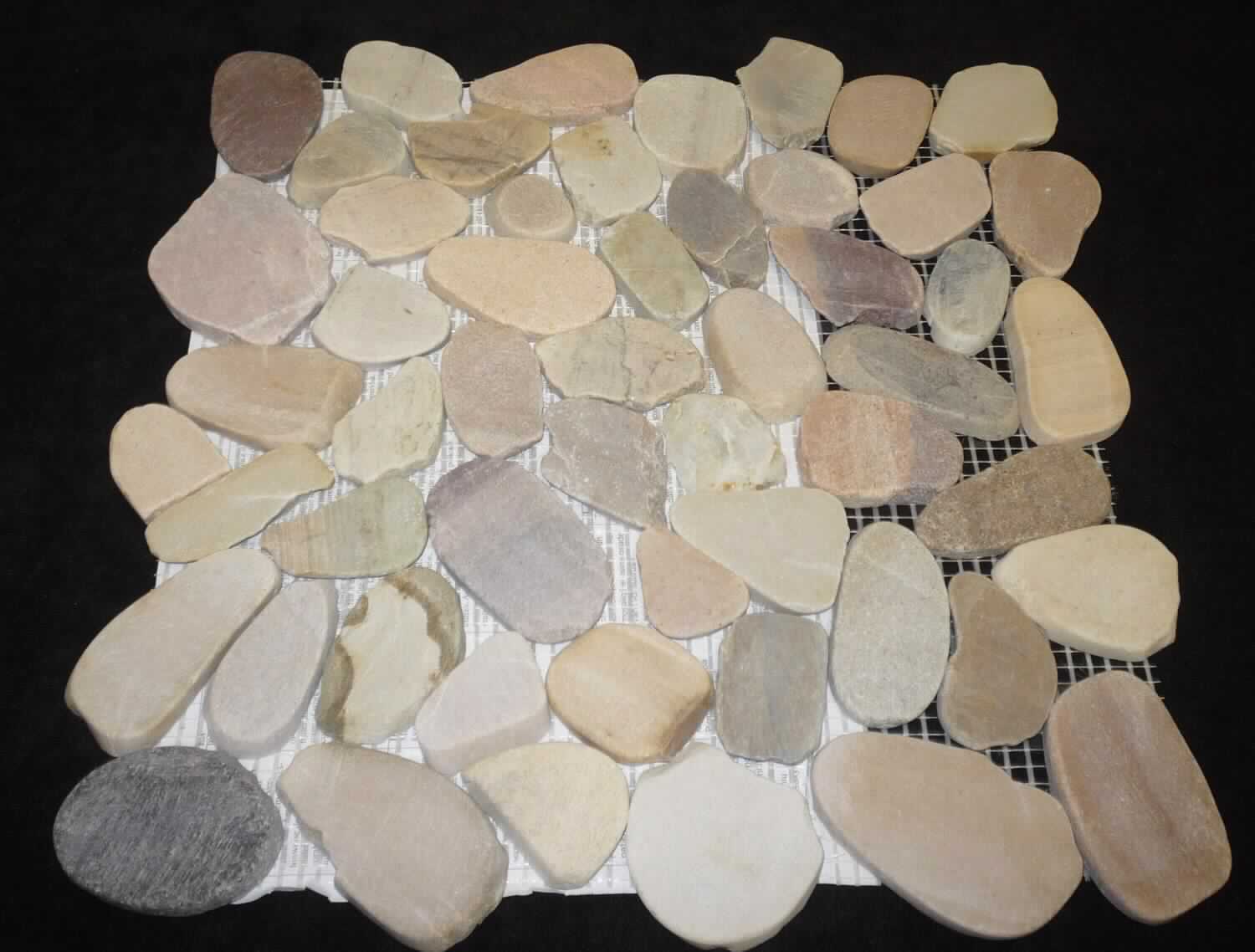 Angaben:
Flußkiesel-Mosaik XKS 404. Kiesel geschnitten, Mix beige/grau/rot, 30 - 80 mm.

Warenbeschaffenheit:
Beigefarbene, graue und rötliche, flache, unregelmäßig geformte, auf ein quadratisches (ca. 32 x 32 cm) Netz aufgeklebte Steine (Größe der Steine zwischen 30 und 80 mm).

Befund:
Würfel und dergleichen für Mosaike aus Naturstein, auch auf Unterlagen