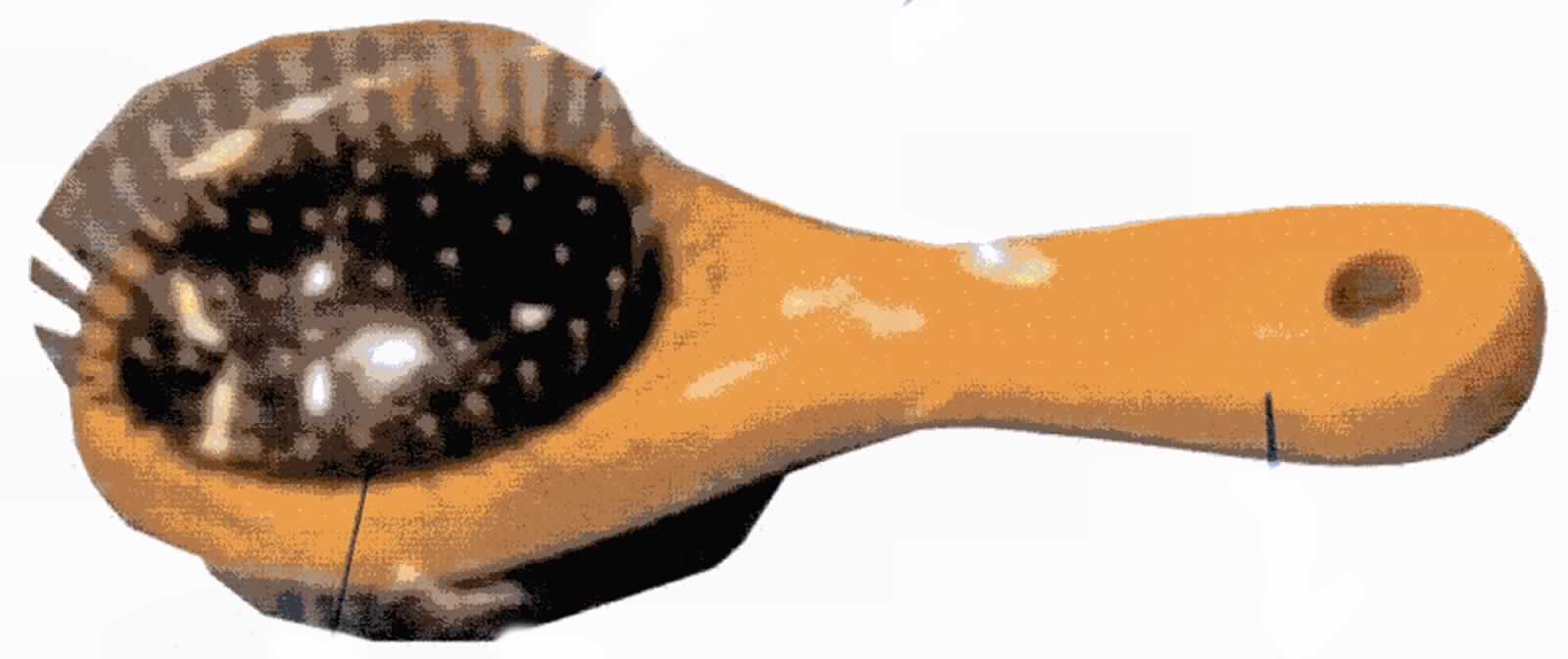Bei der sog. Doppelbürste Art. Nr. 515485 handelt es sich um eine beidseitig verwendbare Haarbürste, im Wesentlichen bestehend aus einem ovalen, insgesamt ca. 17,5 cm langen und 6,5 cm breiten Bürstenkörper aus Holz, mit Griff, der mit einem  Loch zum Aufhängen versehen ist. Sie ist auf der einen Seite bestückt mit Büscheln aus synthetischen Filamenten, sowie auf der anderen mit Stiften aus unedlem Metall, die in einem flexiblen Luftkissen angebracht sind.
Das Erzeugnis soll für Tiere verwendet werden. Aufgrund der neutralen Beschaffenheit und Form (u.a keine Ausstattung mit hakenförmig gebogenem Einzugmaterial) handelt es sich um eine Haarbürste.
Die Ware ist als "Bürste zur Körperpflege, Haarbürste" einzureihen.