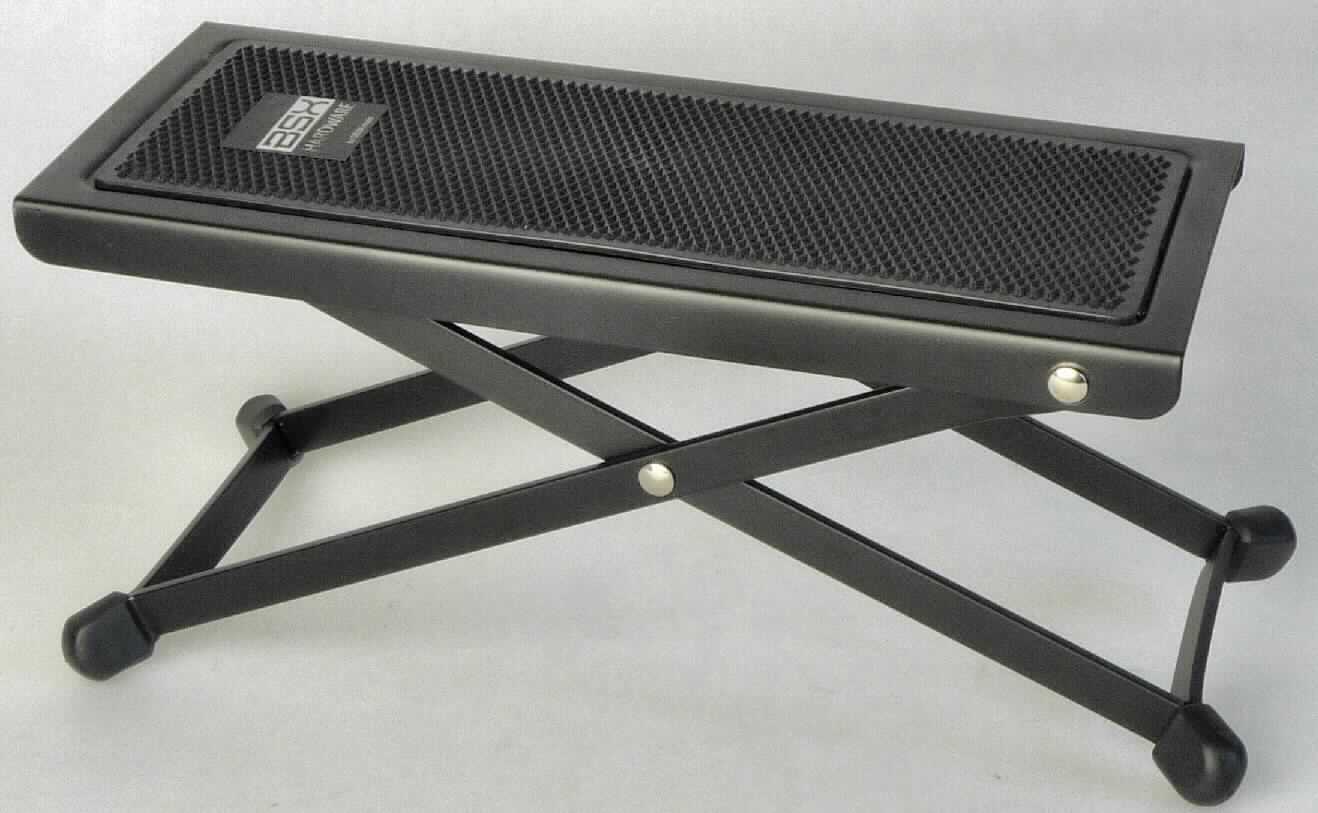 Es handelt sich um eine Fußbank aus unedlem Metall (siehe Foto), 10 x 23 x 12 bzw 23 cm (B x L x H), die in der Höhe verstellbar ist. Sie dient Gitarristen zur Erhöhung der auf dem Bein zum Spielen abgelegten Gitarre, so dass die Greifhand in eine ideale Position zum Gitarrenhals gebracht werden kann.

Das Erzeugnis ist als "erkennbares Zubehör für Musikinstrumente der Position 9202" einzureihen.