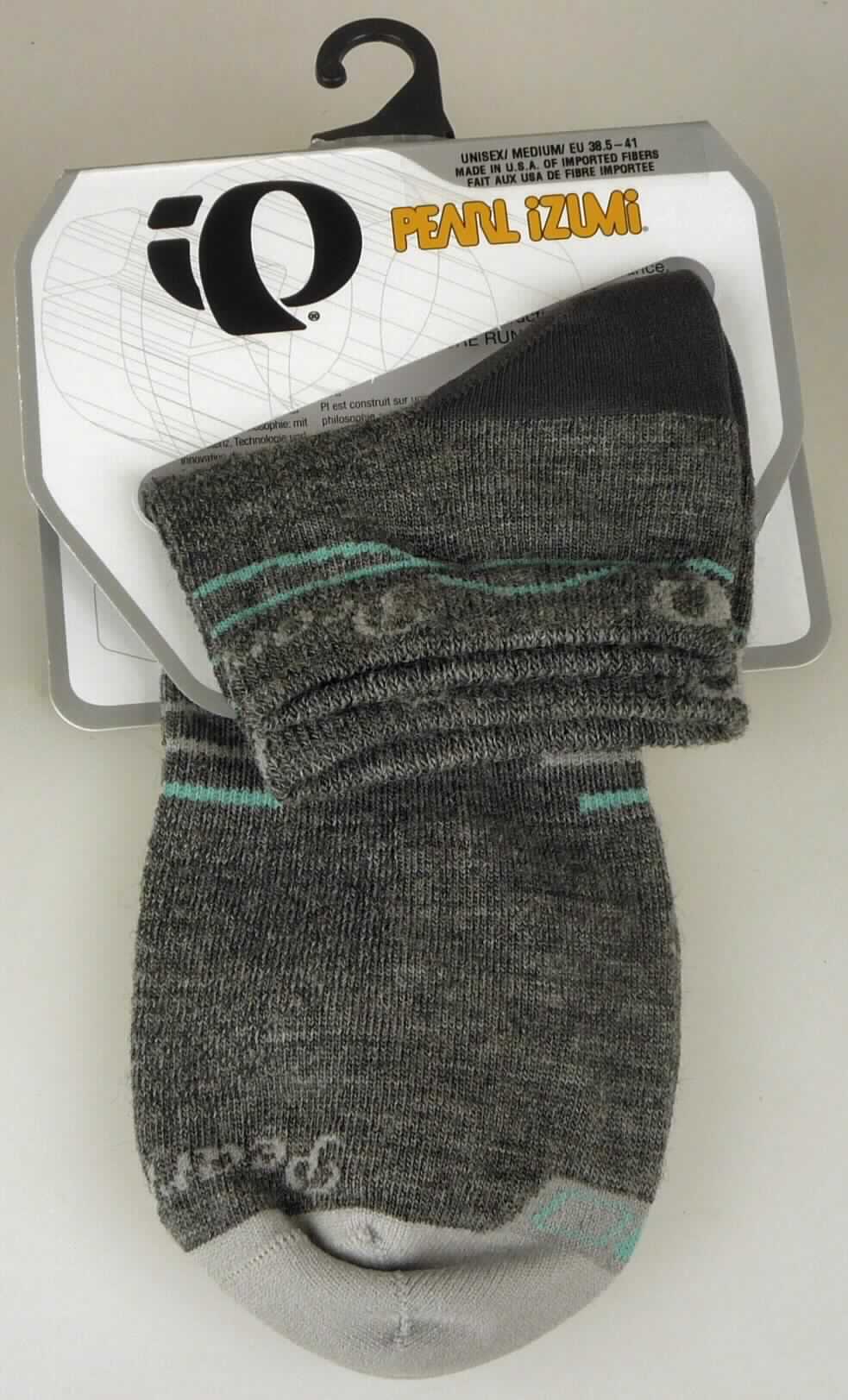 Socken, sog. W ELITE LOW WOOL SOCK, Art. 14251420, Größe M, Foto siehe Anlage,
- paarweise auf einer aufhängbaren, bedruckten Pappkarte aufgebracht,
- aus bis zu 1,3 mm dicken, unterschiedlich strukturierten, buntgewirkten Gewirken aus laut Antrag 59 % Nylon,
  3 % Spandex (beides synthetische Chemiefasern) und 38 % Merinowolle,
- schlauchförmig abgepasst gewirkt und an den Fußspitzen durch Zusammennähen konfektioniert; mit 
  ausgearbeiteter Ferse,
- mit einem ca. 1,5 cm breiten, durch Umschlagen und Festnähen doppellagigen, elastischen Abschluss am 
  oberen Ende,
- die Knöchel bedeckend, nicht bis zur Mitte der Waden reichend.

"Socken, aus Gewirken, aus synthetischen Chemiefasern"