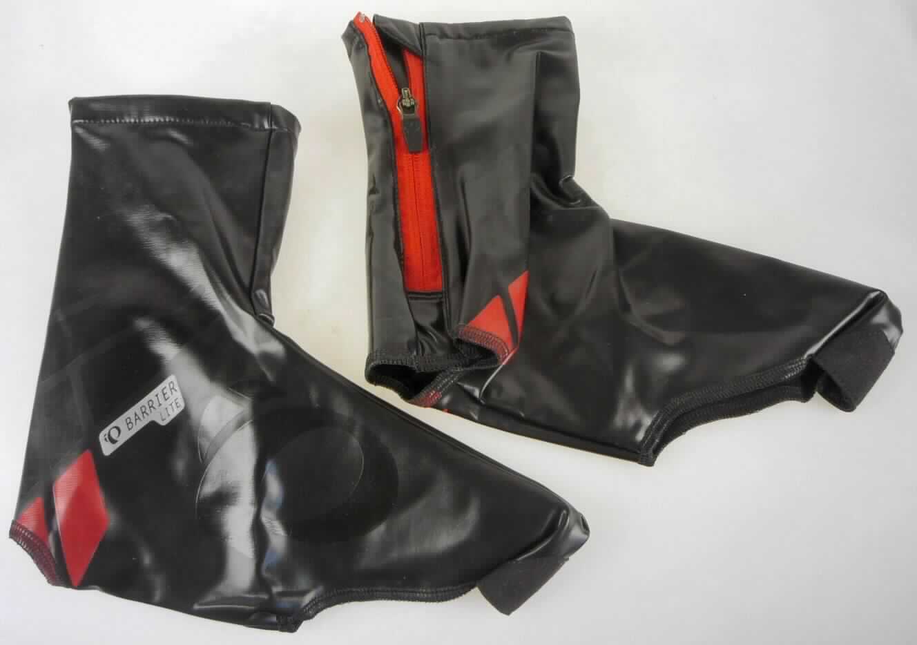 Gamaschen (lt. Antrag: "Radüberziehstulpen, PRO BARRIER LITE SHOE COVER, Art. 14381407", 
Foto siehe Anlage)
- aus Kunststoff (Spinnstoff mit einer mit bloßem  Auge wahrnehmbaren Außenschicht aus Kunststoff),
- ohne Sohle, lediglich mit einem Steg und einer sohlenähnlichen Verstärkung im Bereich des Vorderfußes,
- hinten mit einem Reißverschluss,
- Teile des Fußes und des Unterschenkels bedeckend,
- mit einer Höhe von ca. 24 cm

"Gamaschen"