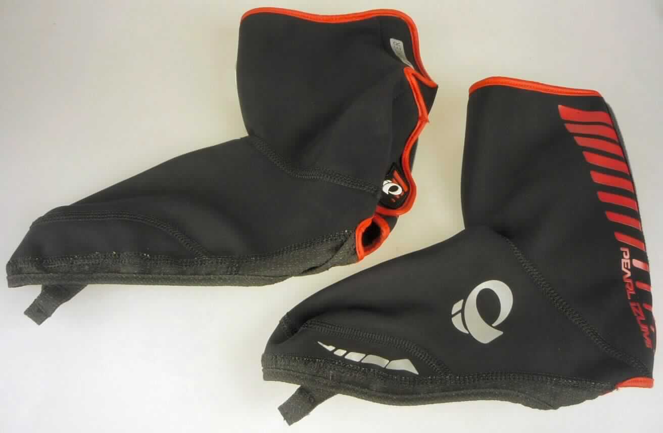 Gamaschen (lt. Antrag: "Radschuh Mountainbike Überschuh, ELITE SOFTSHELL MTB SHOE COVER, 
Art. 14381406", Foto siehe Anlage)
- aus Spinnstoffen,
- ohne Sohle, lediglich mit einem Steg; vorn im Bodenteil mit Halteband und Randverstärkung,
- hinten verschließbar mit einem Klettverschluss,
- Teile des Fußes und des Unterschenkels bedeckend,
- mit einer Höhe von ca. 24 cm

"Gamaschen"
