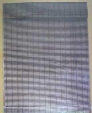 Bambus-Rollo 
- rechteckig, in den Abmessungen von ca. 80 x 170 cm,
- charakterverleihend aus dünnen, biegsamen, ca. 9 mm breiten Bambusstreifen und 3 mm 
  breiten, biegsamen Bambusstäbchen hergestellt, die durch Haltefäden aus Spinnstoffgarnen
  parallel in Flächenform aneinander gefügt sind, 
- mit einer verholzten Bambusstange am oberen Ende des Rollos versehen,
- mit einer Aufrollvorrichtung aus Kunststoff und einem Zugband aus Spinnstoffen
  sowie Befestigungsmaterial aus unedlem Metall und Kunststoff ausgestattet,
- ohne Hinweise auf Fertigung in Handarbeit,
- aufgerollt in einer klarsichtigen Kunststoffhülle verpackt.