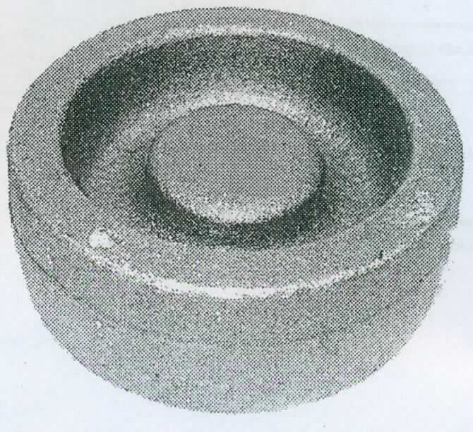 Bei der sog. Schwungmasse handelt es sich um ein unfertiges Maschinenelement, das bereits die wesentlichen Beschaffenheitsmerkmale der fertigen Ware, eines Schwungrades, aufweist und im Wesentlichen aus einem gesenkgeschmiedeten Formteil in Form eines Rades mit mittiger Felgen-Profilierung auf der einen Seite und zentrischer Absenkung auf der anderen Seite besteht.

Das Erzeugnis ist nach dem Bohren zum Aufschrumpfen/Aufstellen auf einen Läufer bestimmt und dient als Schwungrad zum Einbau in einen Elektromotor einer Zugwinde.

Die unfertige Ware ist als "Schwungrad, nicht aus Eisen oder Stahl gegossen, nicht für zivile Luftfahrzeuge" einzureihen.
