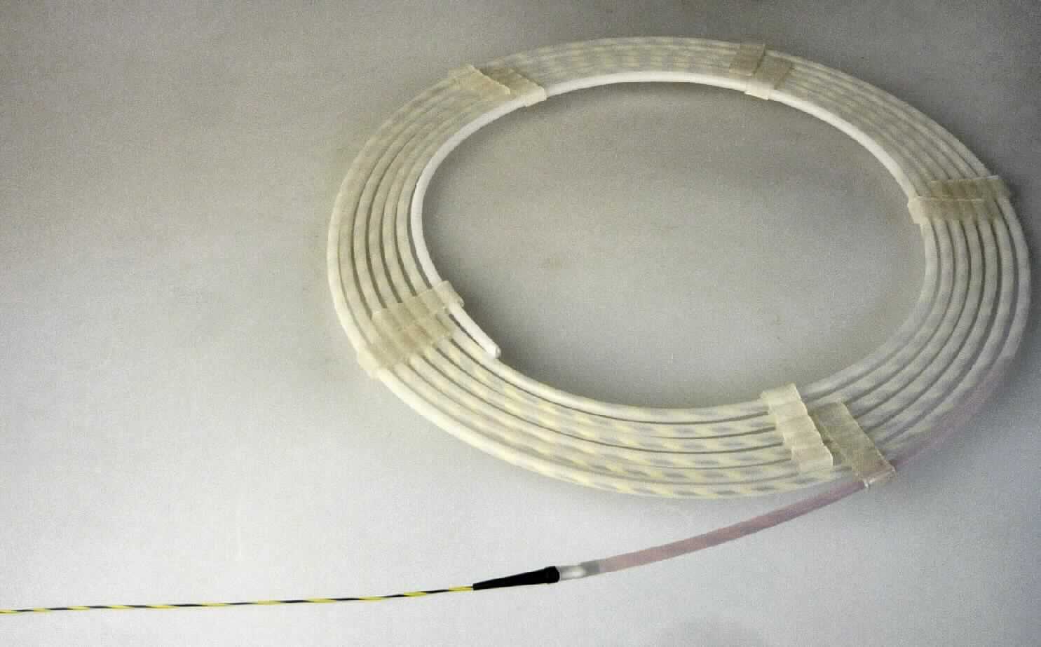 Sog. Führungsdraht "Niti Guide", bestehend aus einem knickstabilen Nitinol-Kern mit Teflonmantel, gelb-schwarzer Spiralmarkierung und 5 cm langer röntgendichter, flexibler Spitze (Längen: 150 bis 600 cm; Durchmesser: 0.025"; 0,032", 0,035" und 0,038"). Der "Niti-Guide" wird über ein Endoskop eingeführt und dient zur Sondierung im Gastrointestinaltrakt sowie bei endoskopischen Maßnahmen als Leitschiene für führungsdrahtfähige medizinische Instrumente.
Die Ware ist von einem aufgerollten Dispenser-Schlauch mit Einführhilfe umgeben und in einer etikettierten Papier-Folien-Hülle steril verpackt.
Zur äußeren Form siehe Abbildung in Anlage.

Die Ware wird als "Zubehör, erkennbar hauptsächlich für medizinische Endoskope bestimmt" eingereiht.