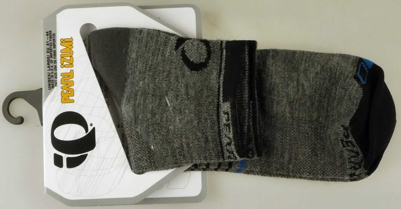 Socken, sog. ELITE LOW WOOL SOCK, Art. 14151422, Größe L, Foto siehe Anlage,
- paarweise auf einer aufhängbaren, bedruckten Pappkarte aufgebracht,
- aus bis zu 1,6 mm dicken, unterschiedlich strukturierten, buntgewirkten Gewirken aus laut Antrag 59 % Nylon,
  3 % Spandex (beides synthetische Chemiefasern) und 38 % Merinowolle,
- schlauchförmig abgepasst gewirkt und an den Fußspitzen durch Zusammennähen konfektioniert; mit 
  ausgearbeiteter Ferse,
- mit einem ca. 1,5 cm breiten, durch Umschlagen und Festnähen doppellagigen, elastischen Abschluss am 
  oberen Ende,
- die Knöchel bedeckend, nicht bis zur Mitte der Waden reichend.

"Socken, aus Gewirken, aus synthetischen Chemiefasern"
