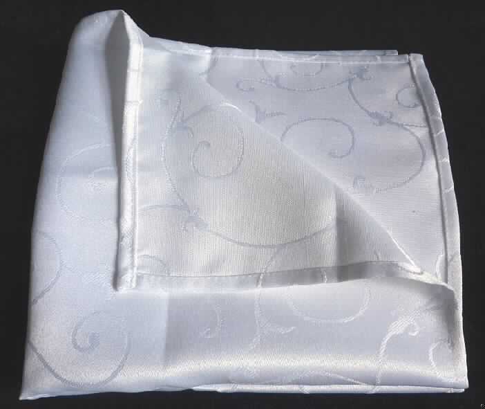 Tischwäsche, sog. Serviette, Art. Nr. 889005, Foto siehe Anlage,
- quadratisch, in die Abmessungen von lt. Antrag 45 cm x 45 cm,
- aus ca. 0,5 mm dicken, einfarbigen Geweben aus laut Antrag 100 % Polyester (synthetische Chemiefasern),
- an allen Rändern durch Umschlagen und Festnähen gesäumt (somit konfektioniert),
- wird üblicherweise gewaschen und kennzeichnet sich nach Material, Ausstattung und Verwendungszweck als 
  Tischwäsche, somit keine Ware zur Innenausstattung der Position 6304.

"Tischwäsche, aus Geweben, aus Chemiefasern"