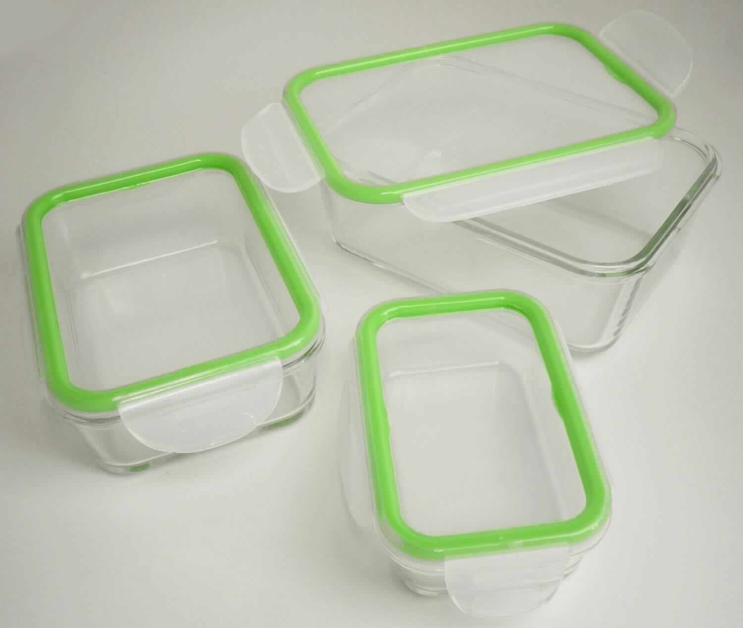 Glaswaren zur Verwendung bei Tisch oder in der Küche, sog. Frischhaltedosen "Fresh n Store", Artikel 50544,
Foto siehe Anlage,
- verpackt in einem handelsüblichen, farbig bedruckten Pappkarton,
- als dreiteiliges Set (Dosen in unterschiedlichen Größen); in den Abmessungen (ohne Deckel):
- - ca. 15 cm (Breite) x 10 cm (Tiefe) x 4,5 cm (Höhe),
- - ca. 18 cm (Breite) x 13 cm (Tiefe) x 6 cm (Höhe),
- - ca. 21 cm (Breite) x 15 cm (Tiefe) x 7,5 cm (Höhe),
- jeweils in Form einer zusammengesetzten Ware, bestehend aus:
- - einem Gefäß aus Glas mit einem linearen Ausdehnungskoeffizienten von 5 x 10^-6 oder weniger je Kelvin bei
    Temperaturen von 0 °C bis 300 °C (laut Antrag aus Borosilikatglas),
- - einem Deckel aus Kunststoff; mit einer Dichtung und vier Verschlussbügeln an den Seiten,
- die Gefäße aus Glas bestimmen nach dem Umfang und ihrer Bedeutung in Bezug auf die Verwendung den
  wesentlichen Charakter der zusammengesetzten Waren.

"Glaswaren zur Verwendung bei Tisch oder in der Küche, keine Glaskeramik, kein Bleikristall, aus Glas mit einem
 linearen Ausdehnungskoeffizienten von 5 x 10^-6 oder weniger je Kelvin bei Temperaturen von 0 °C bis 300 °C"