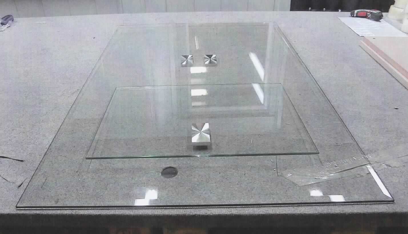 Vorgespanntes Einschichten-Sicherheitsglas, sog. Glasplatte "Melody 66", Foto siehe Anlage,
Warenmuster wurden nicht vorgelegt, die Einreihung erfolgt anhand der Antragsangaben,
- in Form von zwei Platten aus Glas für einen Tisch (Tischplatte und Ablageboden),
- aus transparentem Glas (laut Antrag ESG-Flachglas),
- mit bearbeiteten Kanten (poliert, abgeschrägt),
- Tischplatte mit den Abmessungen von ca. 110 x 70 x 0,8 cm,
- Ablageboden mit den Abmessungen von ca. 48 x 35 x 0,6 cm,
- mit zwei bzw. einem aufgeklebten, rechteckigen Verbindungsstück (sog. Konnektor) aus Aluminium versehen,
- - dient dem Verbinden mit der Tischkonstruktion mittels Verschrauben,
- keine Einreihung als Teil eines Tisches der Position 9403, da Platten aus Glas ausgenommen sind, 
  wenn sie gesondert gestellt werden.

"Vorgespanntes Einschichten-Sicherheitsglas, anderes als in den Unterpositionen 7007 1110 bis 7007 1920 
 genannte"