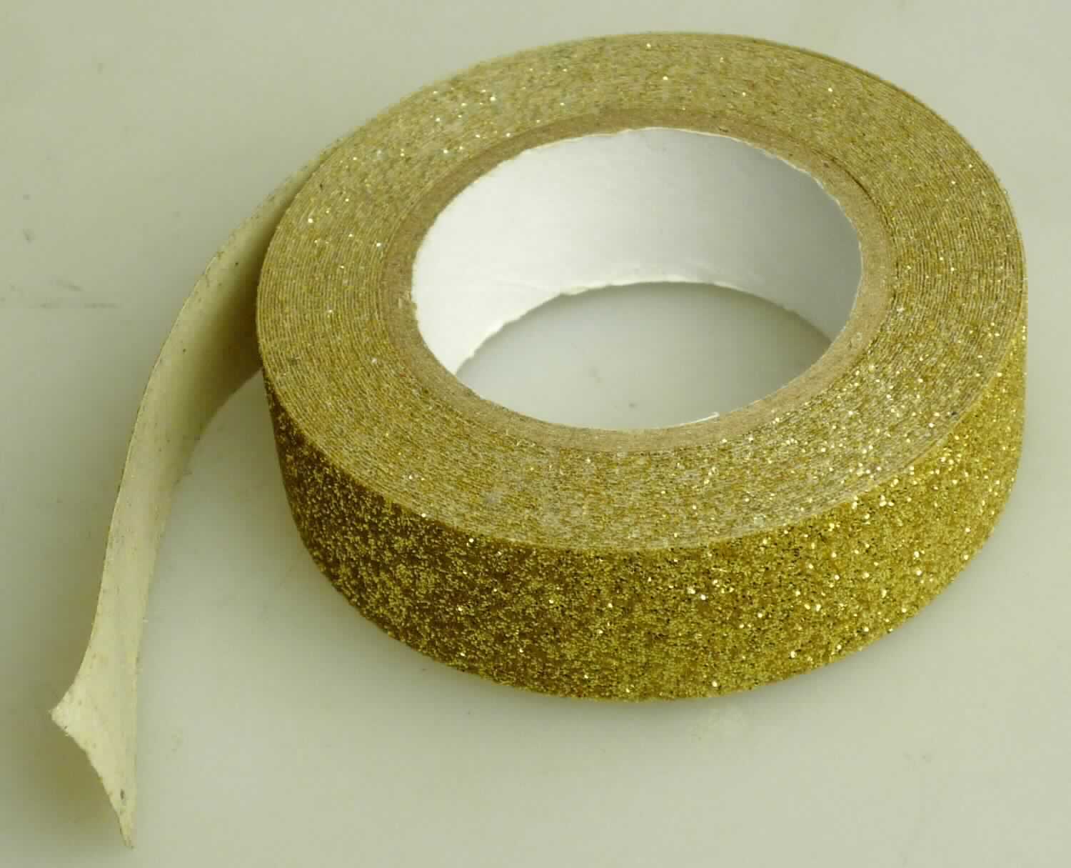 Bei der vorgelegten, als "Glitzerband aus Papier mit Klebefläche" bezeichneten Ware handelt es sich um einen auf einer Papprolle aufgerollten Streifen aus Papier (Breite etwa 1,5 cm), das auf der Schauseite mit einer Schicht aus goldfarbenem Glitter verziert und auf der Rückseite mit einer Klebeschicht (selbstklebend, weder mit nicht vulkanisiertem Naturkautschuk, noch mit nicht vulkanisiertem synthetischen Kautschuk gestrichen) auf Kunststoffbasis überzogen ist.

Abbildung siehe Anlage.

Derartige Waren gehören als "Papiere, überzogen, auf der Oberfläche verziert, in Rollen jeder Größe, ausgenommen Waren von der in der Position 4803, 4809, 4810 oder 4818 beschriebenen Art, gummiert oder mit Klebeschicht versehen, selbstklebend, andere als mit nichtvulkanisiertem Naturkautschuk oder nichtvulkanisiertem synthetischen Kautschuk gestrichen" zur Codenummer 4811 41 90 00 0 des Zolltarifs.